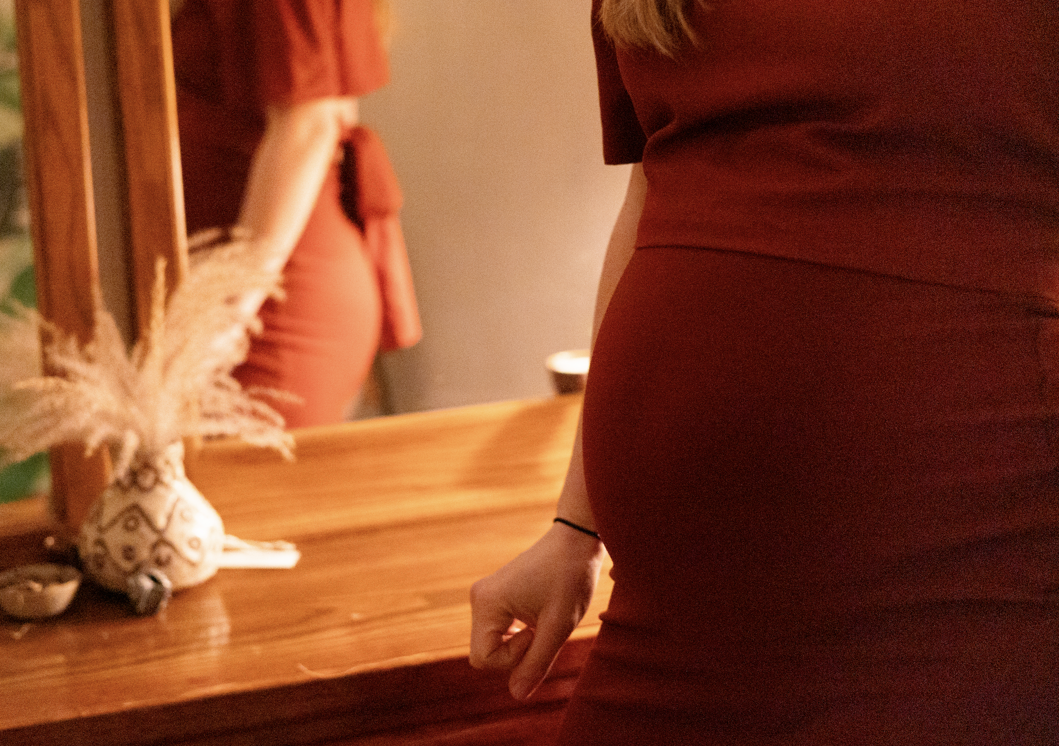 Femme en robe rouge avec ventre de grossesse