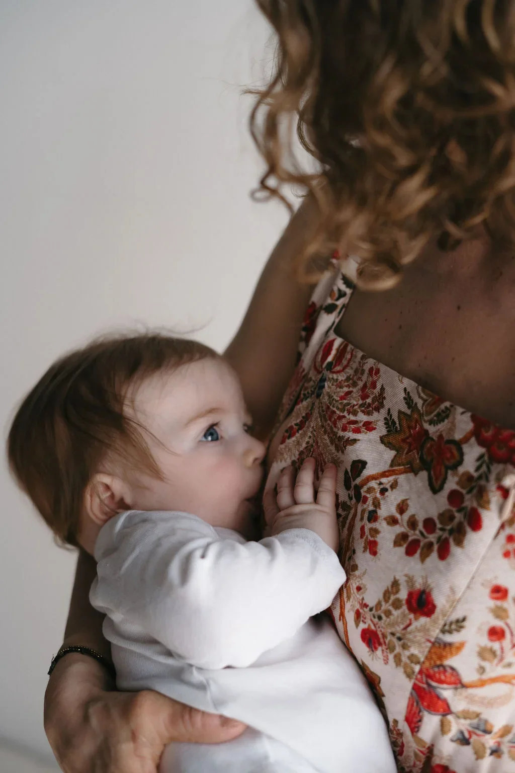 felix un bébé qui allaite avec sa maman