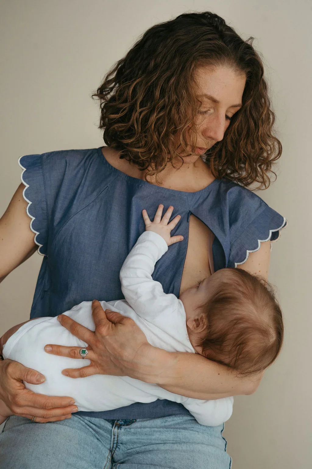 Anais,une  maman qui allaite son bébé