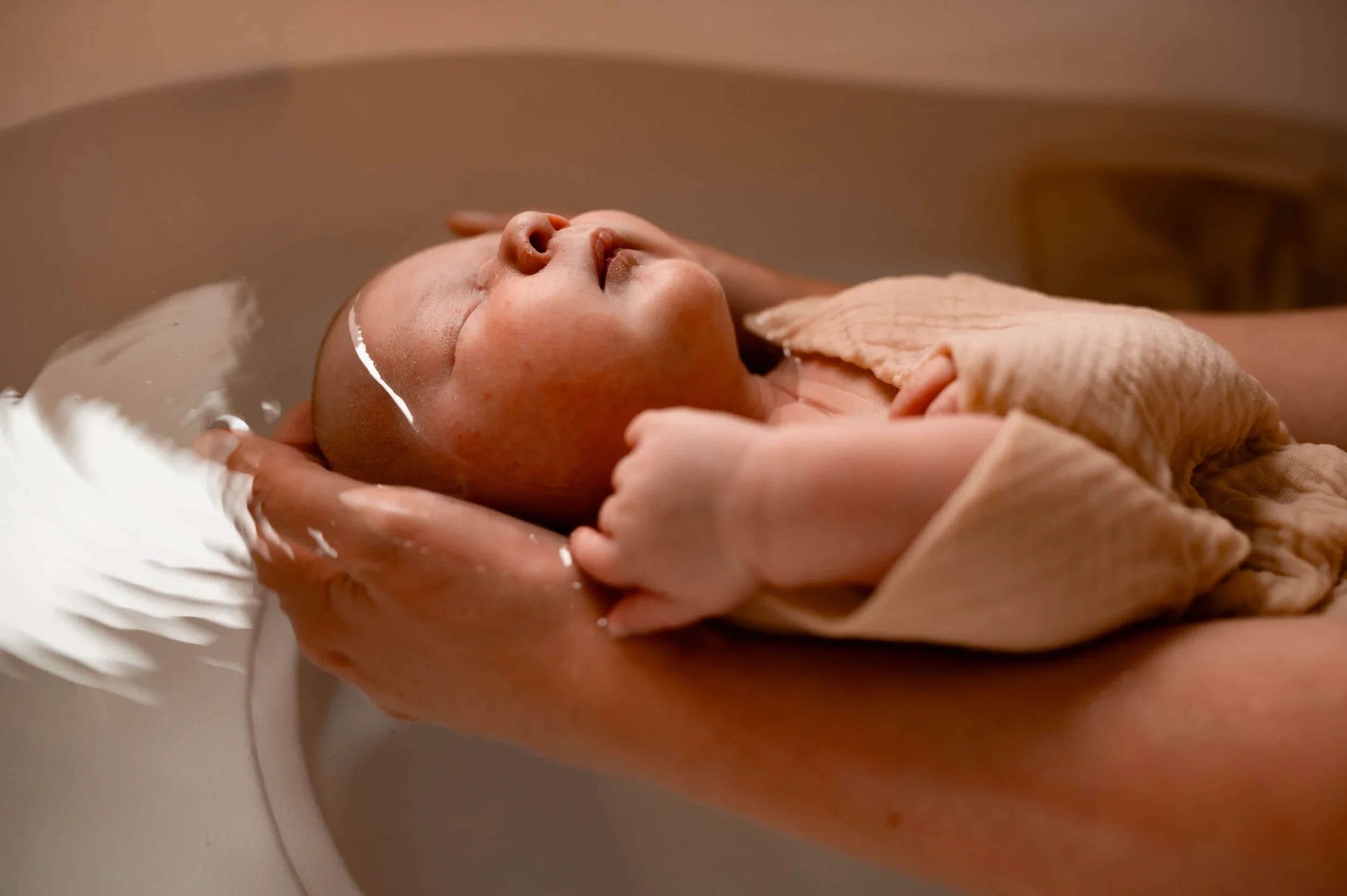 bébé nouveau né qui se prélasse dans un bain thalasso