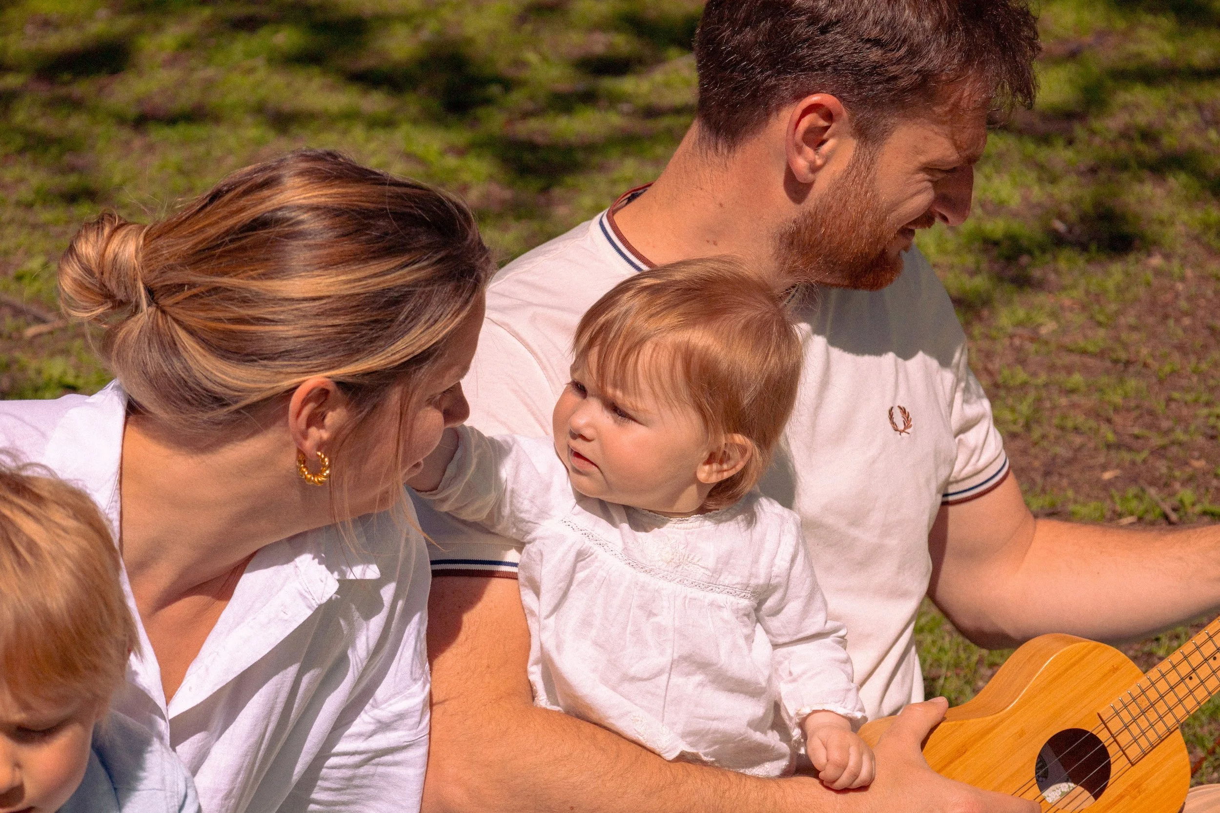 bébé avec son papa et sa maman