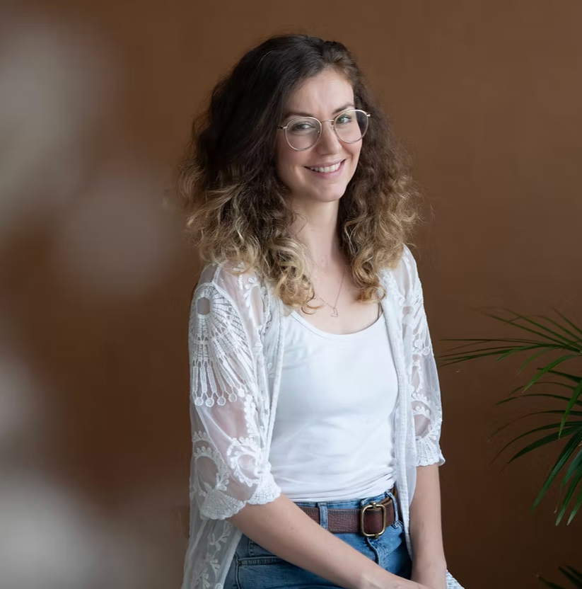 Laurianne, femme blonde et souriante qui est doula et fait des bain thalasso bébé