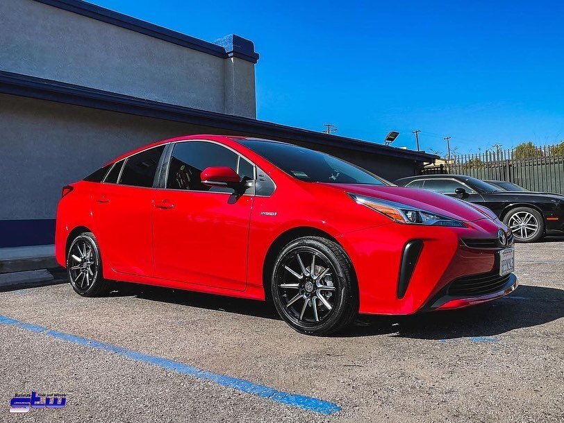 Killer Combo 😎
&bull; @stw_autosports @toyotausa Prius with a brand new set of wheels and tires! Sitting on a set of @drag_concepts R39&rsquo;s in Gloss Black Milled with @lionharttire ! #Toyota #Prius #DragConcept #R39 #LionhartTire #SalinasTiresan