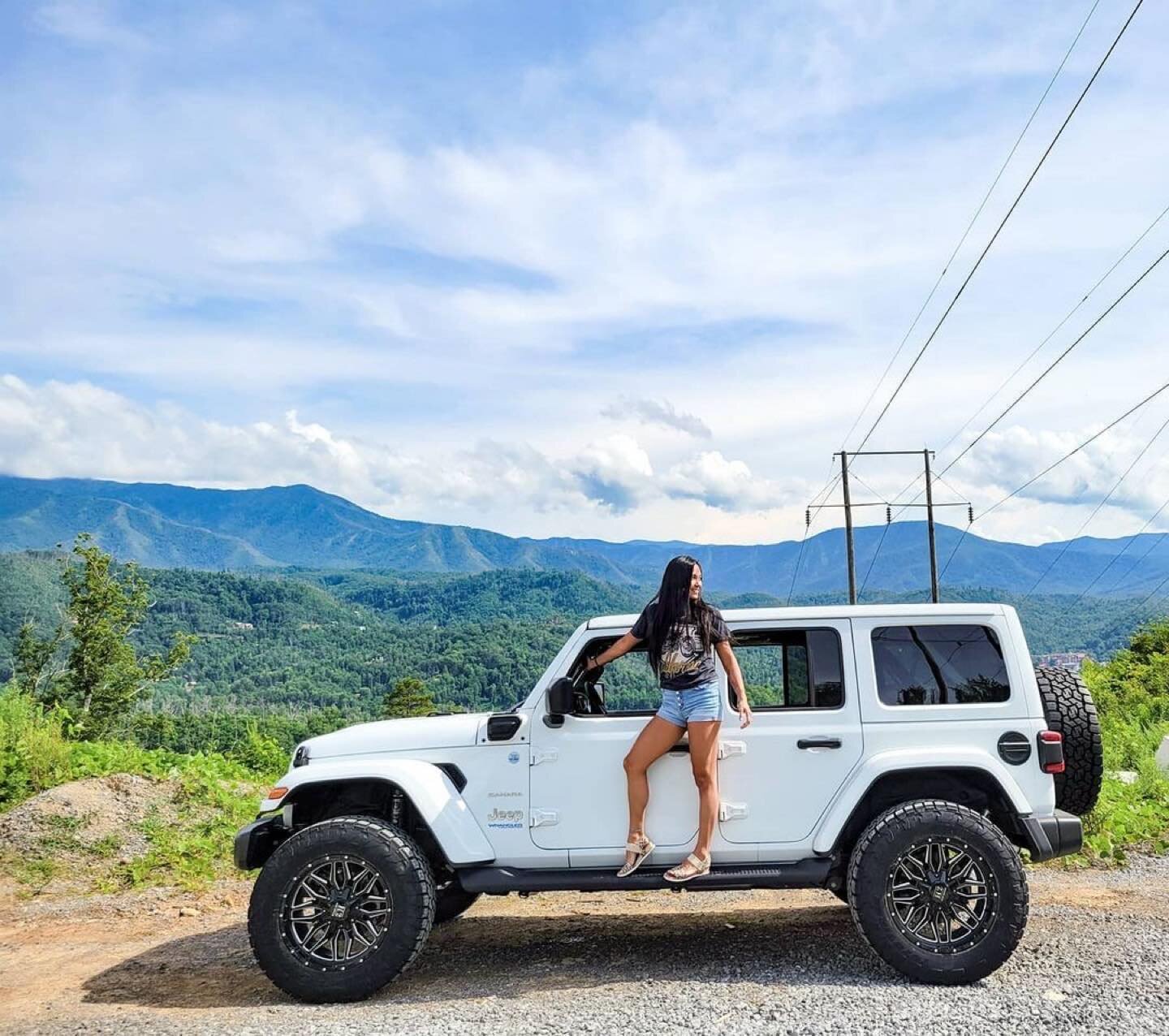 @jian_katrina Made for the mountains 🌄🤍●|||||||●
.
.
.
.
.
.
.
.
.
#jeeplife #jeep4xe #smokymountains #gatlinburg #tennessee #jeep2021 #jeepwave #offroad #jeepgirl #k2offroad #foxlift #bearcountry #jeepwrangler #summer2021 #wrangler4xe