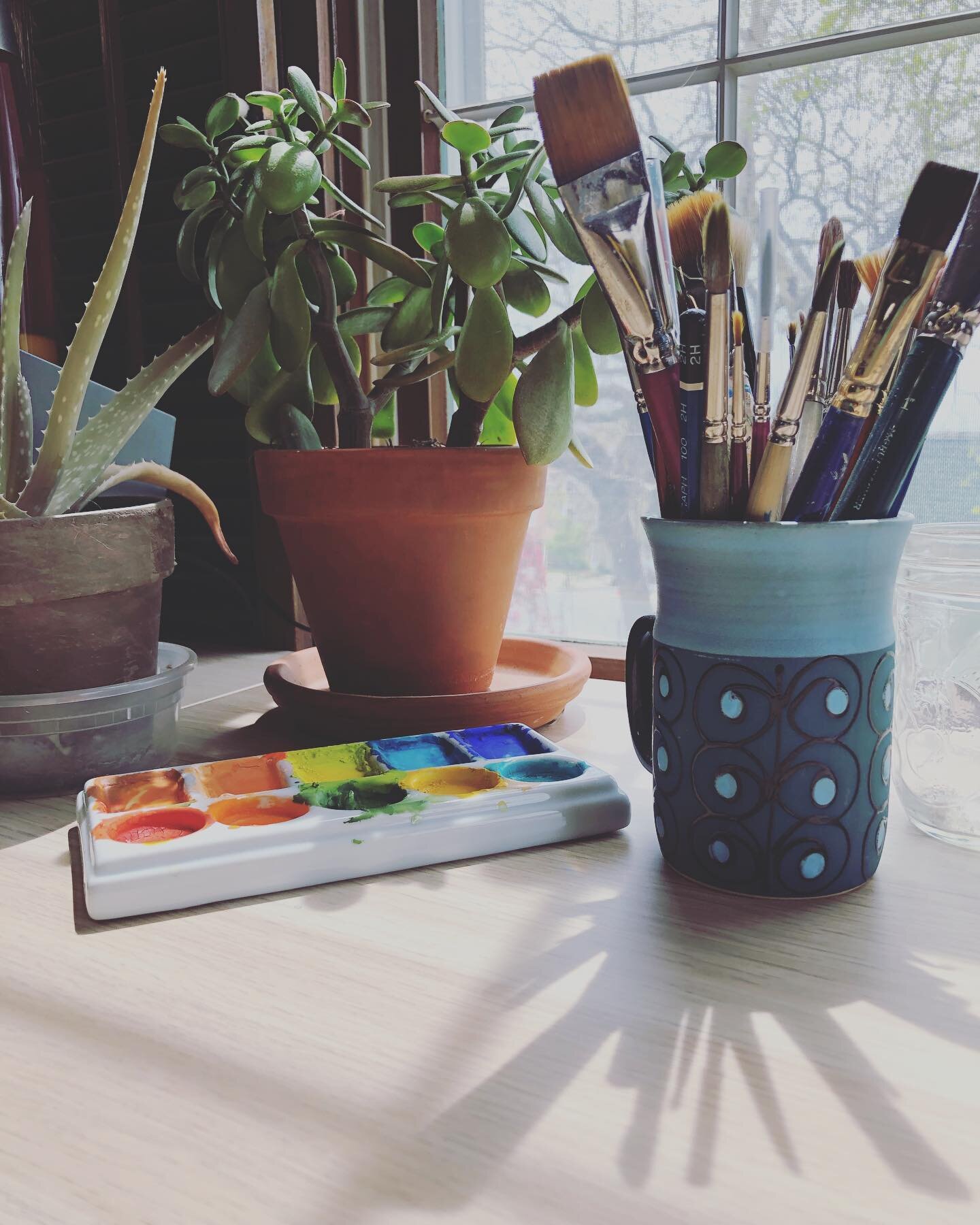 The things a clean desk can do for the mind... .
.
.
.
#herstudio #office #surfacepatterndesign #artistsoninstagram #artiststudio #organization #brushes #painting #forthesoul #blankcanvas