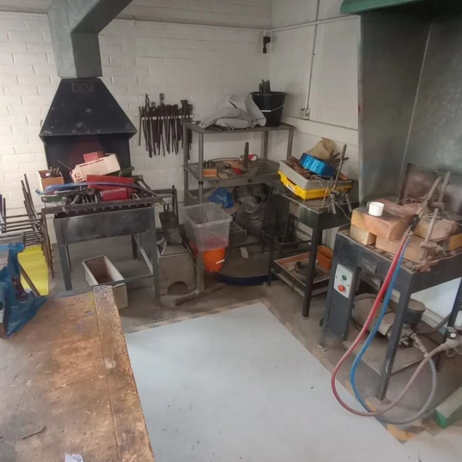 This forge is lying unused within a school. Why? I see a lot of young people at my forge who have been advised by there careers adviser that there is no need for Blacksmiths anymore, and they are the better advisers, some don't even know what a Black