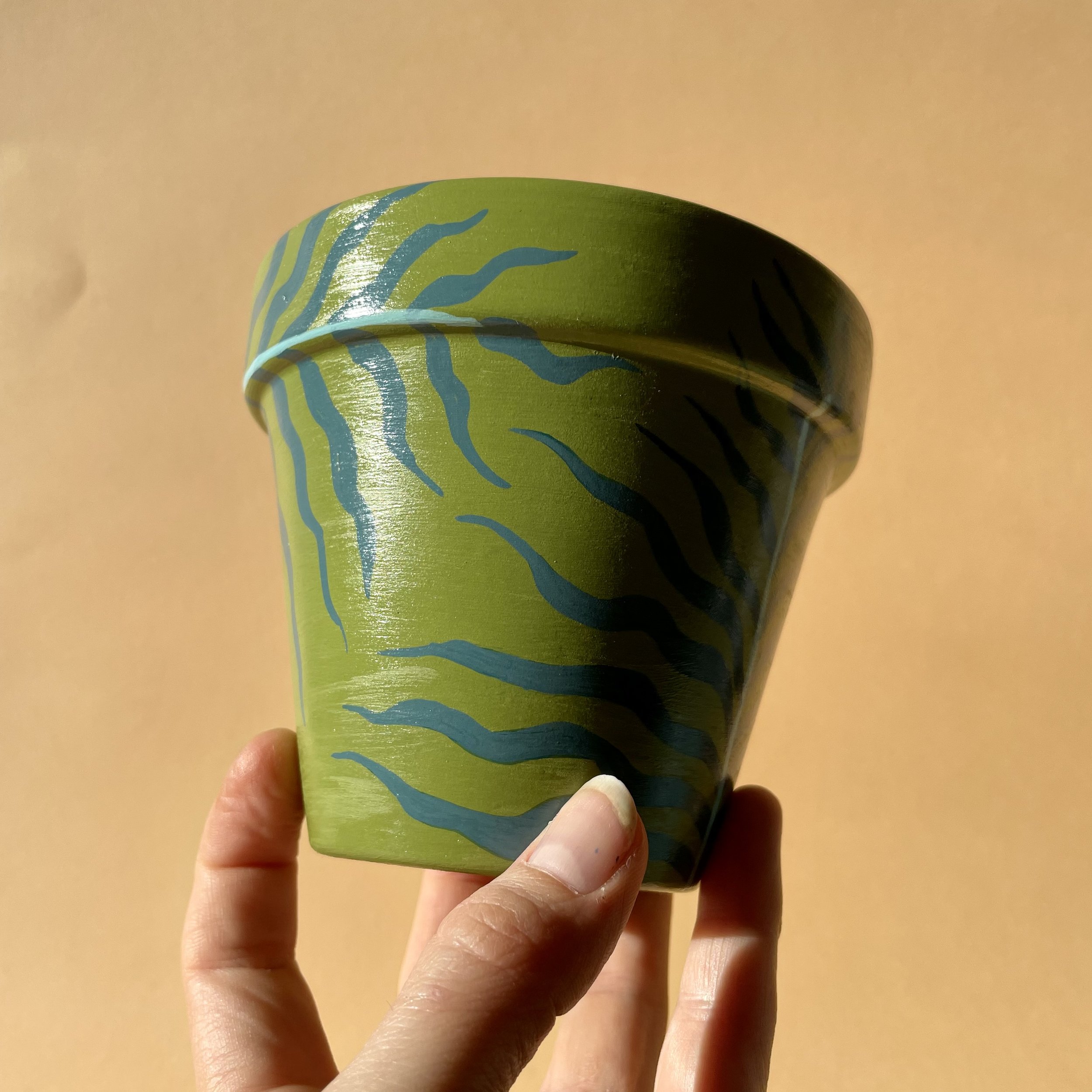olive green plant pot with dark palm print