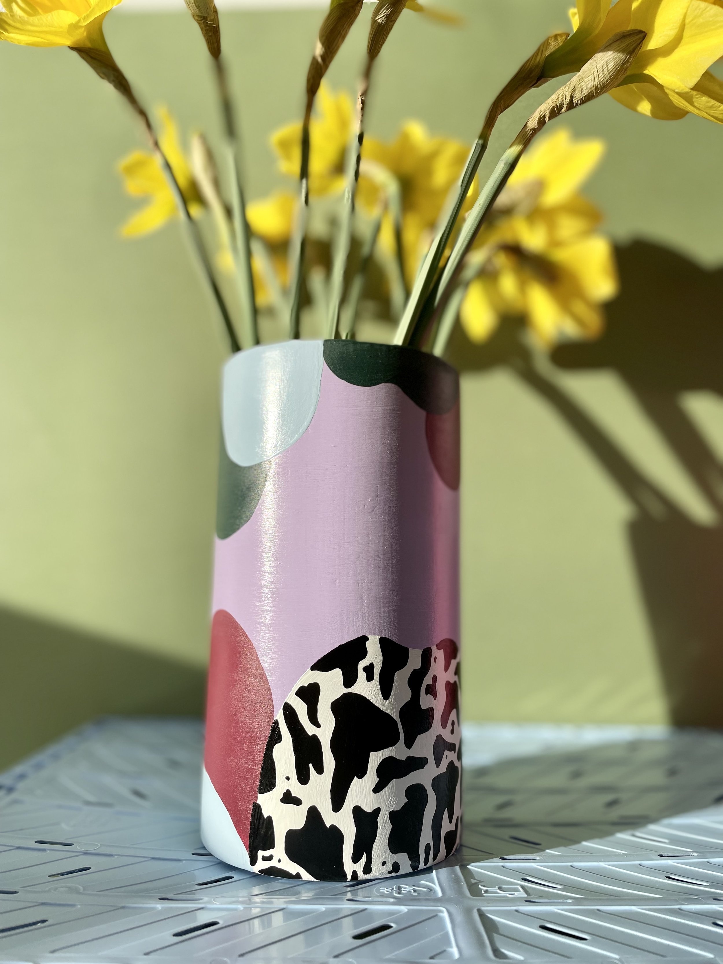 ceramic cylinder vase with fresh daffodils