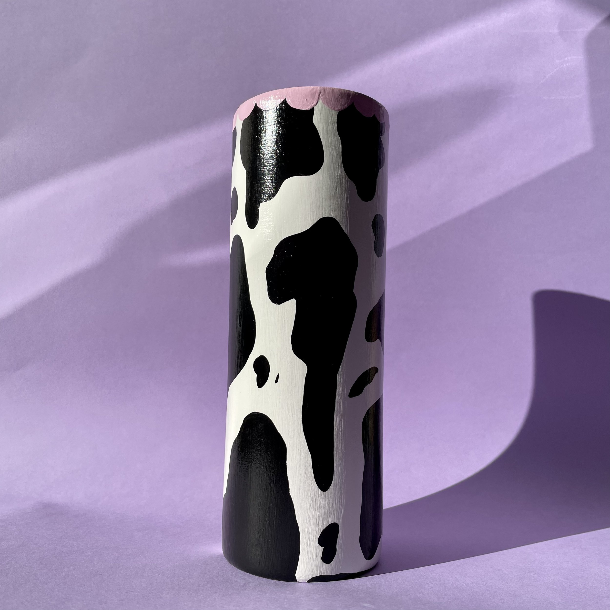 scallop detail cow print vase