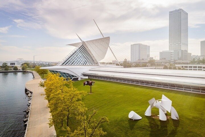 The Milwaukee Art Museum is a must see in Milwaukee! Get your tickets or check out a virtual tour on @VISITMilwaukee Website 🔍
.
.
.
.
.
#MKE #hotel #milwaukee #localbusiness #local #travel #hospitality #hotellife #vacation #holiday #restaurant #hot