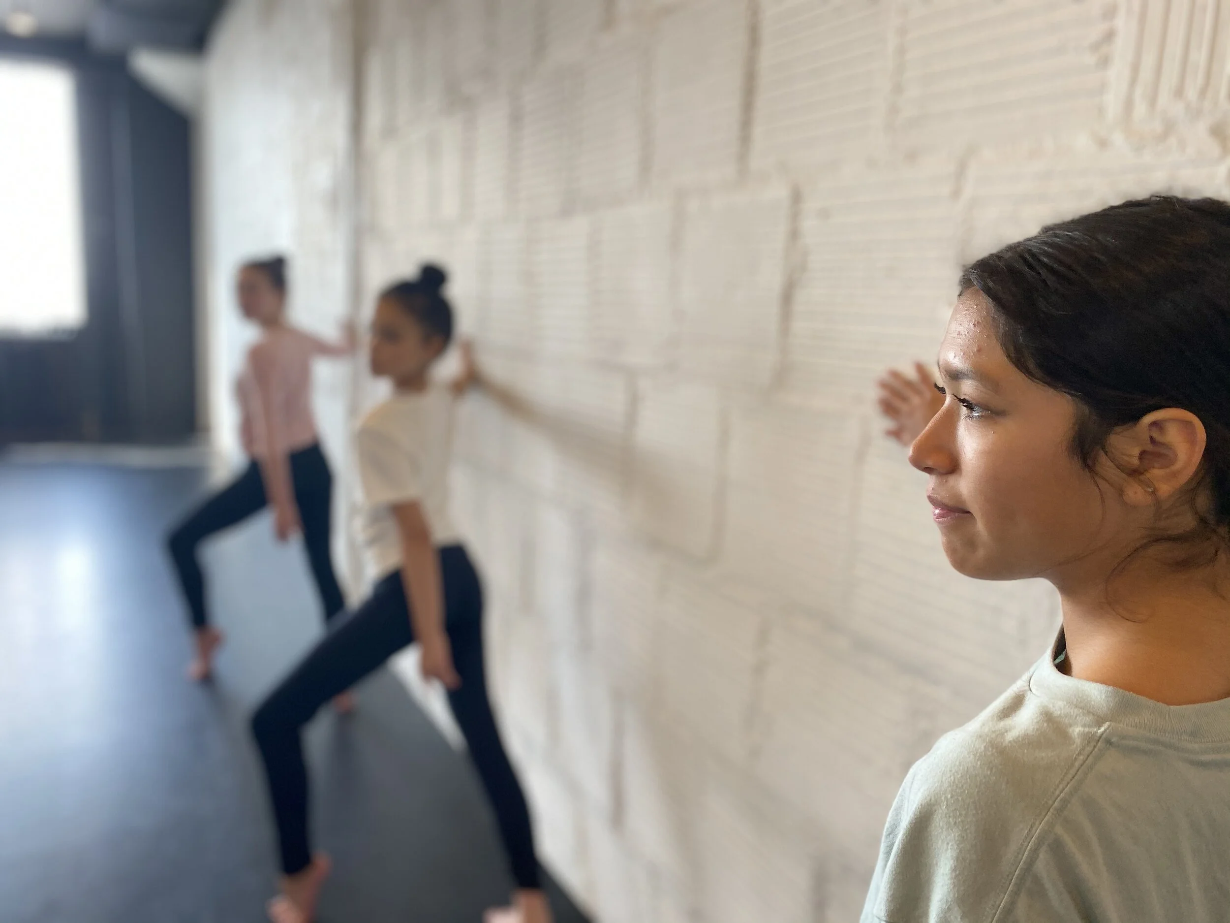 3 girl portrait pink white teal tops Dance acting ballet jazz lyrical contemporary theater musical camp singing voice glee club Amber Keeley director Mpls classes twin cities workshops Spring Dance Theatre Academy NE Minneapolis MN St St. Saint Paul 