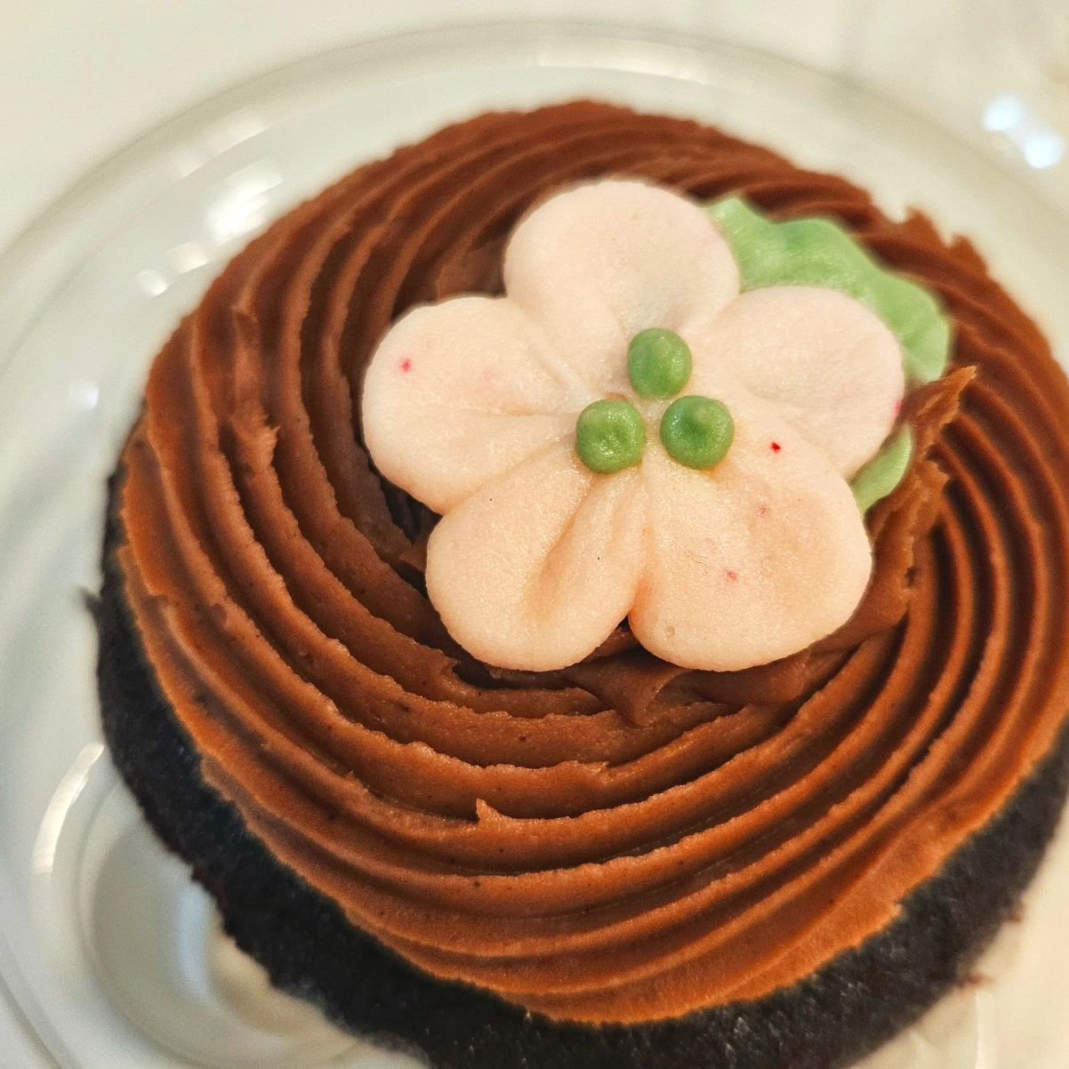 🩷🌸CUPCAKES DON'T LIE - SAKURA SAKURA🌸🩷
.
The real question is, who is watching Queen of Tears???
.
📸: chocolate cherry blossom cupcake @wholefoodscanada because when I'm adulting at Whole Foods, it looks like cupcakes, juice, and flowers 💐 
.
.