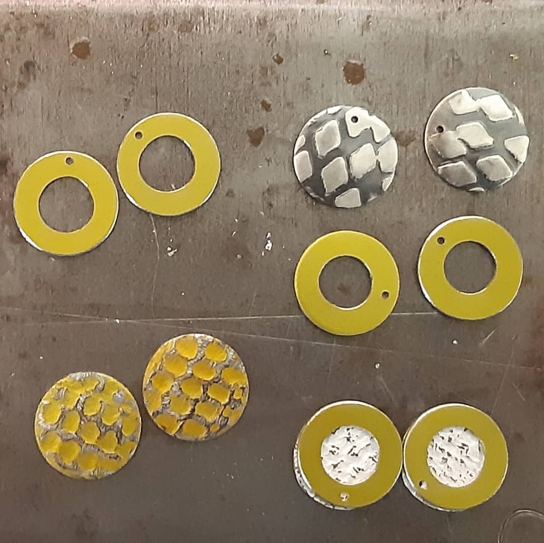 Batch of reversible earrings in silver and anodised aluminium on the bench today, each with a different pattern/texture...
...so much fun to make!
...getting ready for #merrymakers @dovecotstudios Edinburgh next weekend 12-13 December.