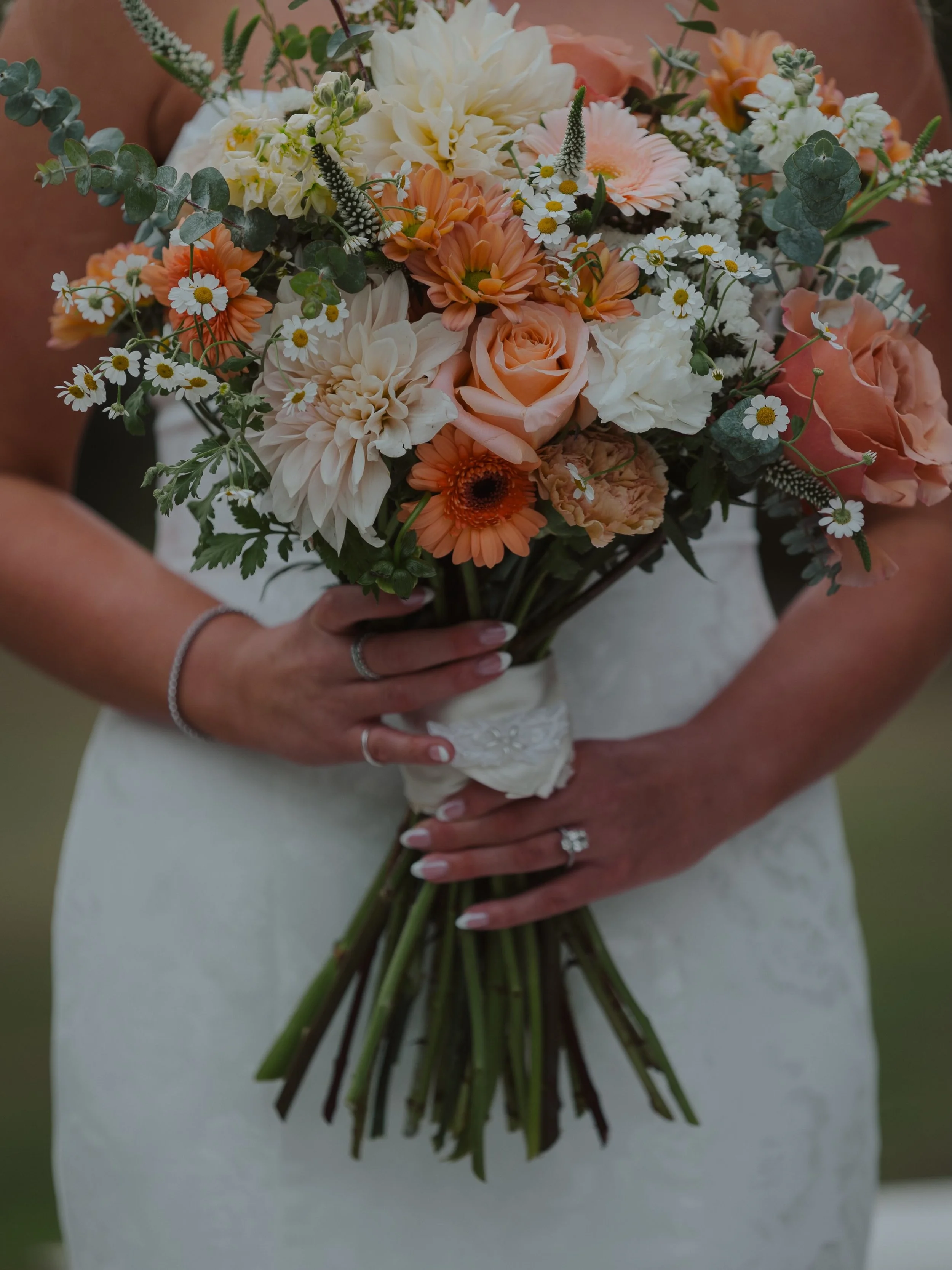 Fall colors on repeat with the arrival of the &lsquo;ber months 🍁🍂

Venue | @kennedy.estate 
Caterer | @sweetandsavory.catering 
Late Night Snack | @hometownminidonuts 
Photographer | @cphphotography 
Florist | @cellarcreationsbydemarise 
Hair | @h