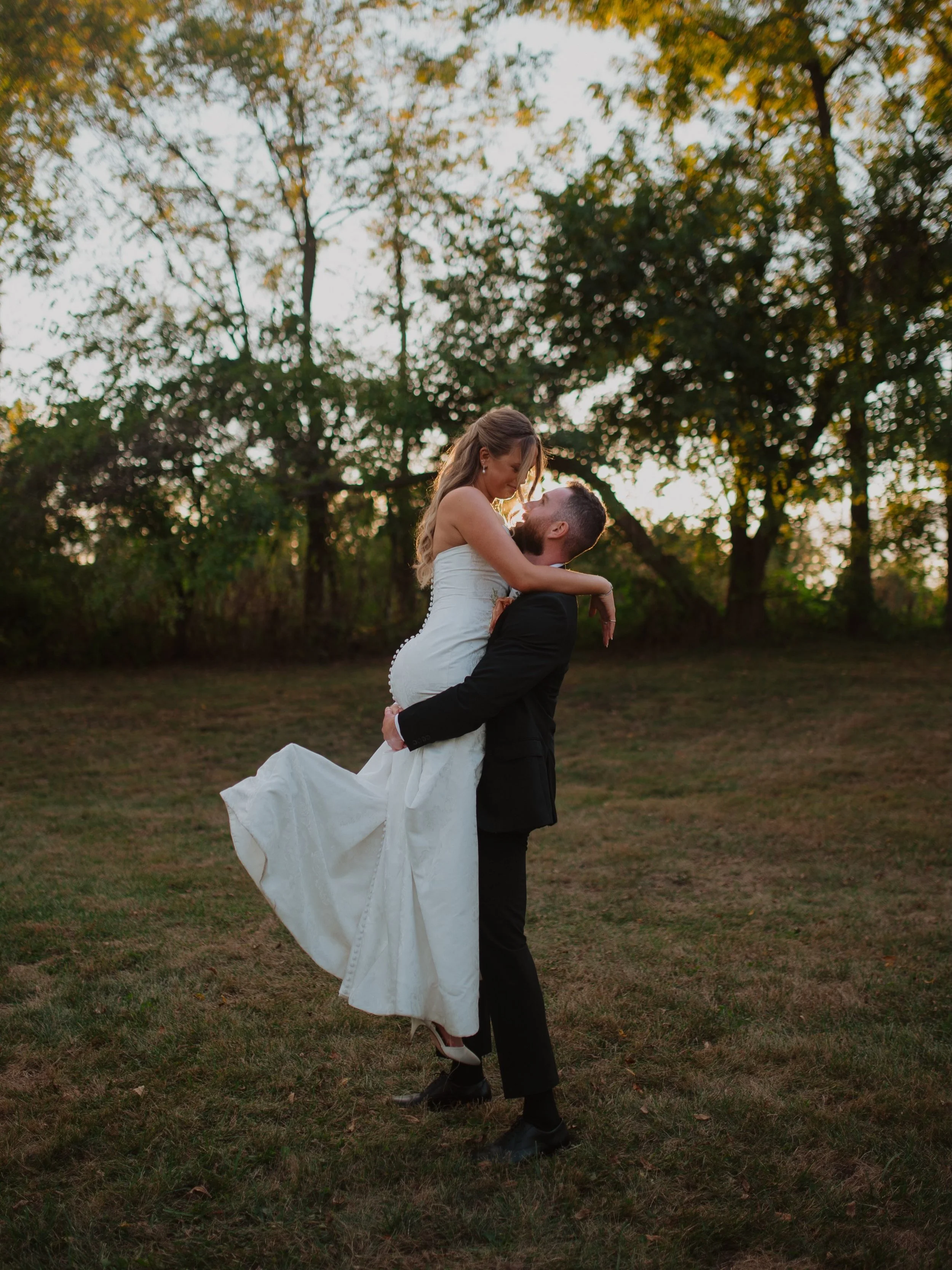 golden hour in the fall 🤎✨

Venue | @kennedy.estate 
Caterer | @sweetandsavory.catering 
Late Night Snack | @hometownminidonuts 
Photographer | @cphphotography 
Florist | @cellarcreationsbydemarise 
Hair Stylist | @hairbylakenrene 
Makeup Artist | @
