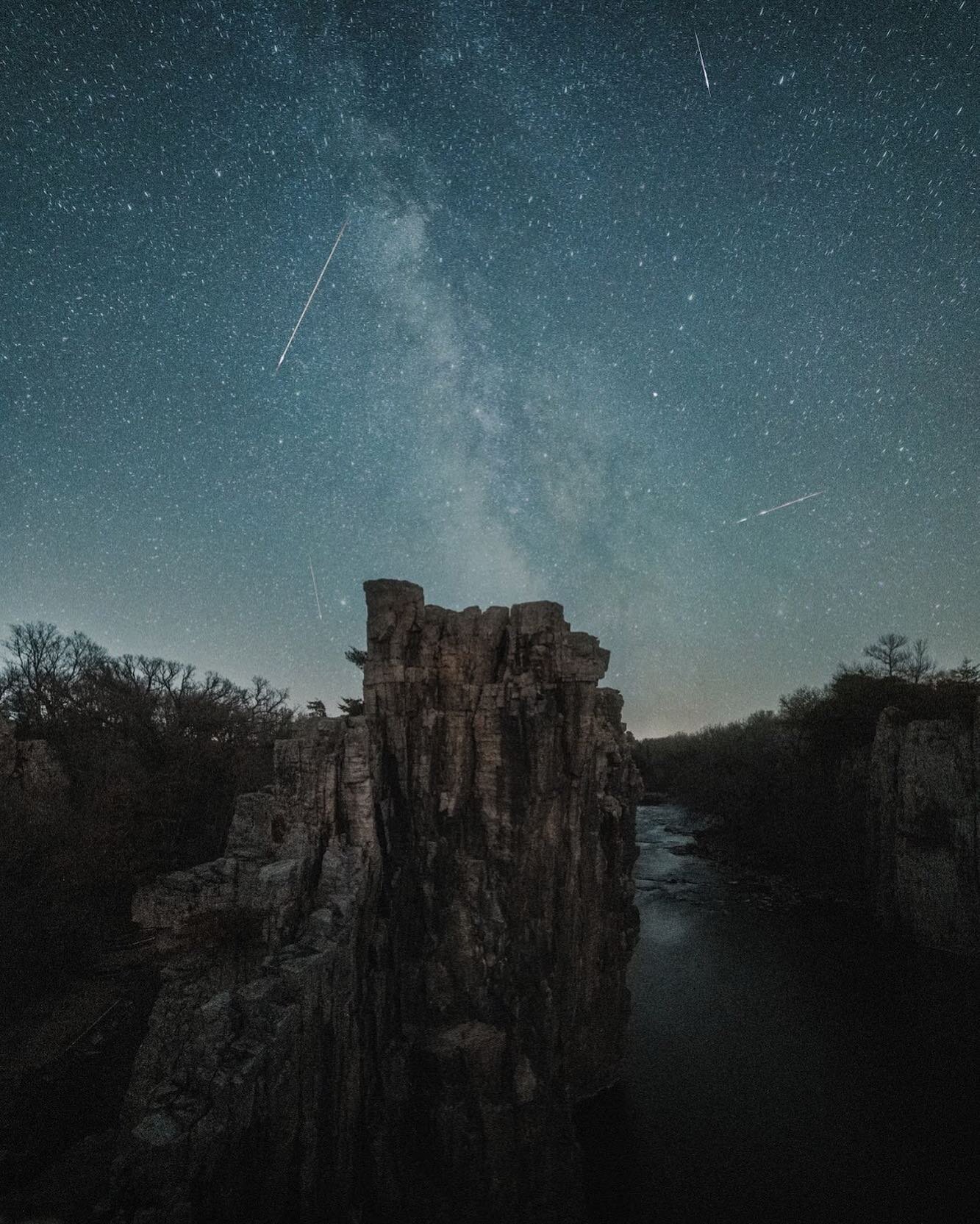 Palisades state park was the perfect spot with minimal light pollution 
so @coreygross &amp; I stayed out late catching the Lyrid meteor shower.
📷 💫👌🏻
&bull;
&bull;
&bull;
&bull;
&bull;
#lyridmeteorshower #astrophotography #palisadesstatepark #pa