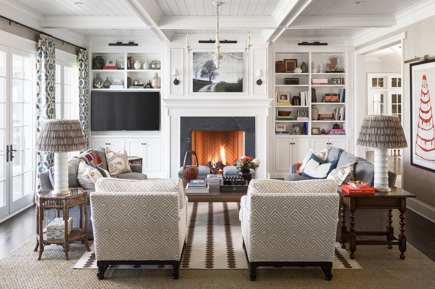 Cozy winter weekend vibes 🔥 Raise your hand if you are ready for Christmas?!...wish we could include ourselves 🤦🏽&zwj;♀️ #anniekerninteriors (photo by: @natesheetsphoto)