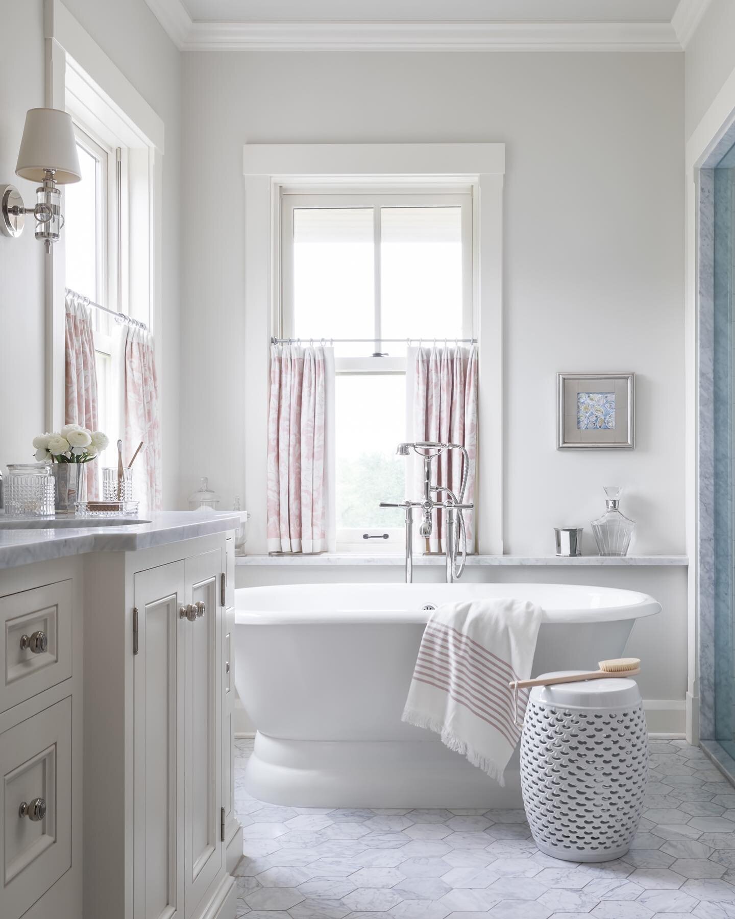 Happy Valentine&rsquo;s Day 💕hope everyone in the Midwest is staying warm! With a high of 3 today, this spot looks like a nice retreat for some self care. #anniekerninteriors Photo by: @natesheetsphoto