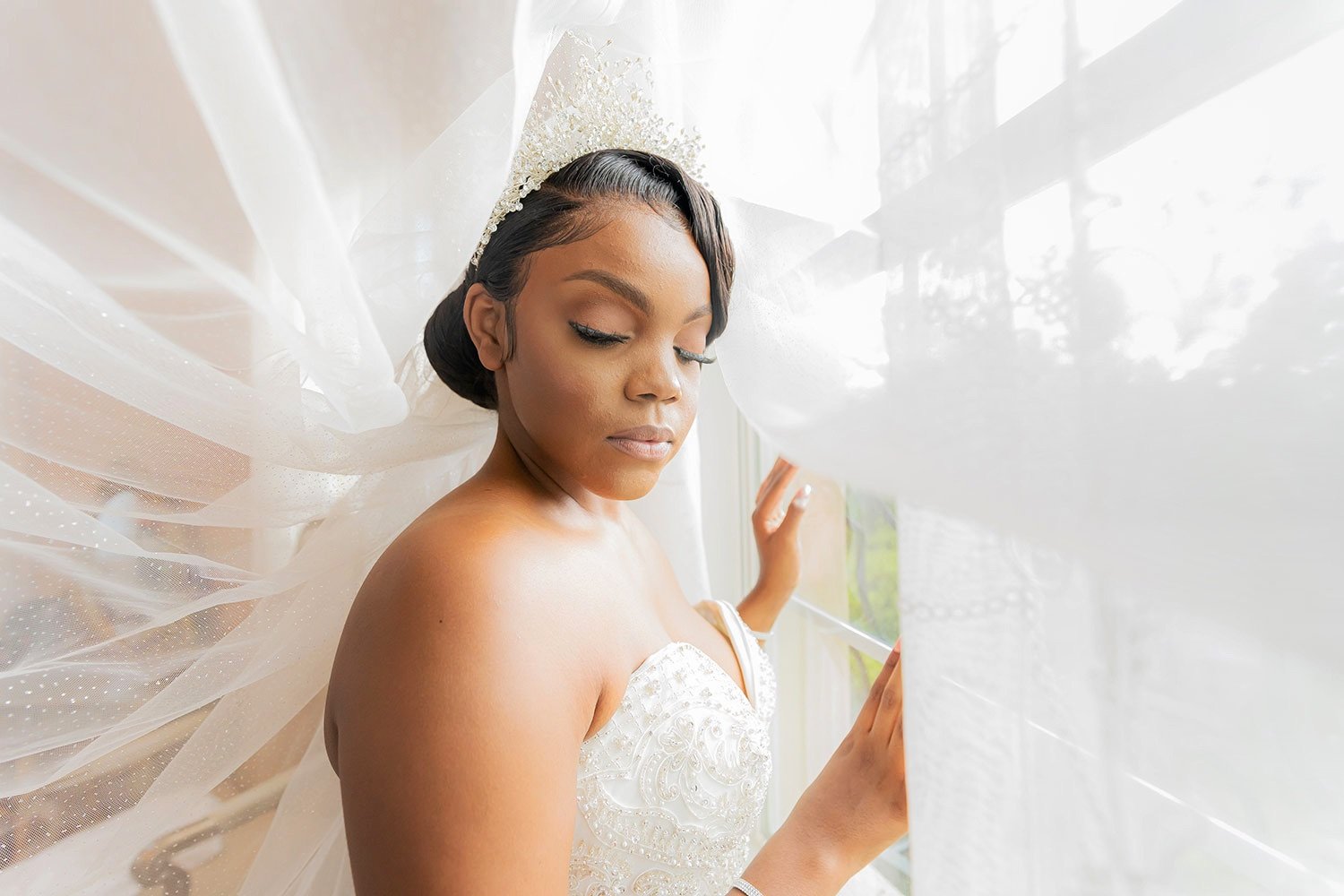 17 Natural Wedding Hairstyles: Down, Updos, Buns & More