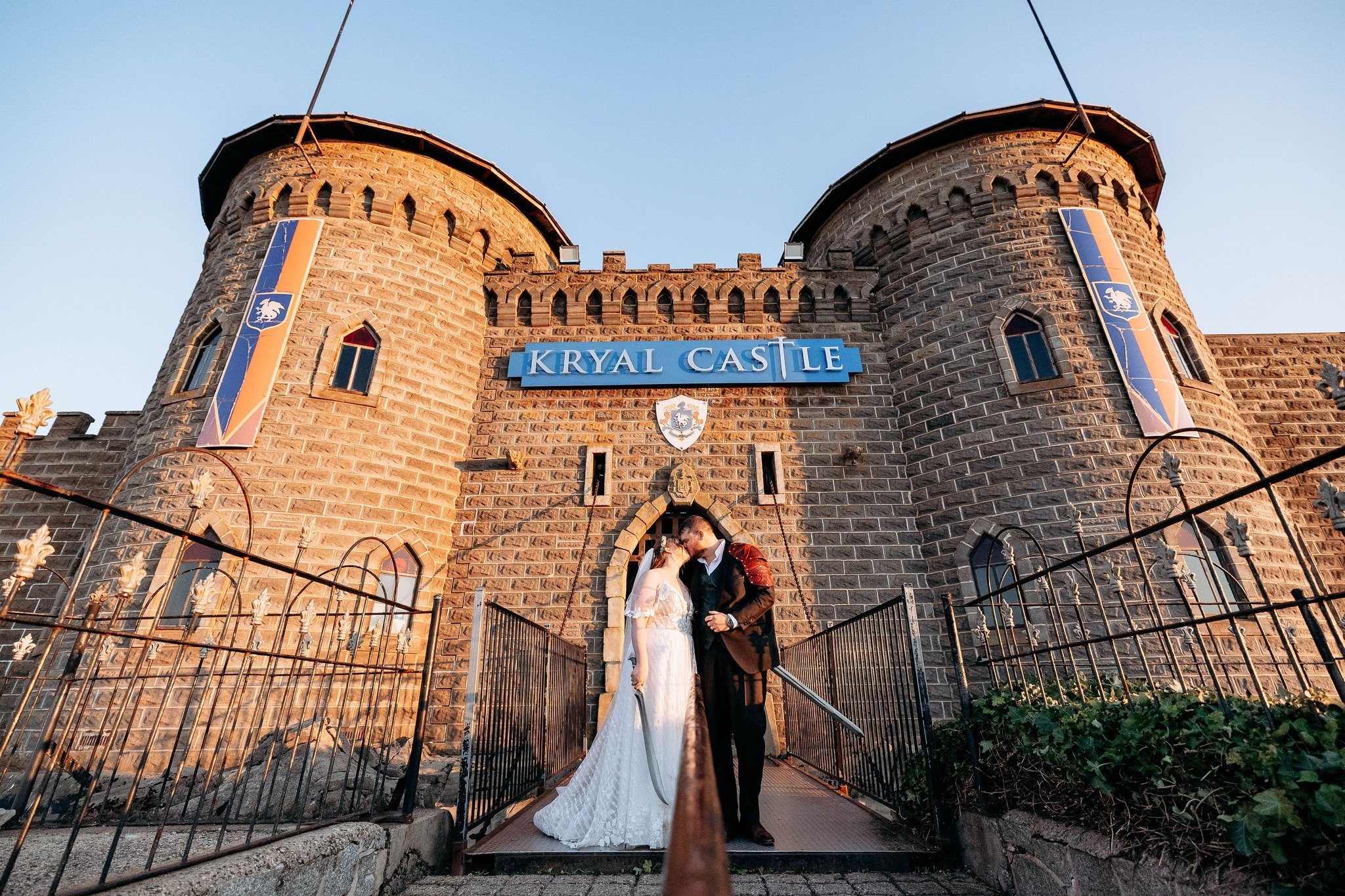Let it be heard across the realms - Lady Montana (@tana_girl_art) and Lord Mitchell (@greeny2468) are united in matrimony!

Kinsfolk and companions travelled from distant villages to the gates of @kryalcastle, and granted entry for celebratory feasti