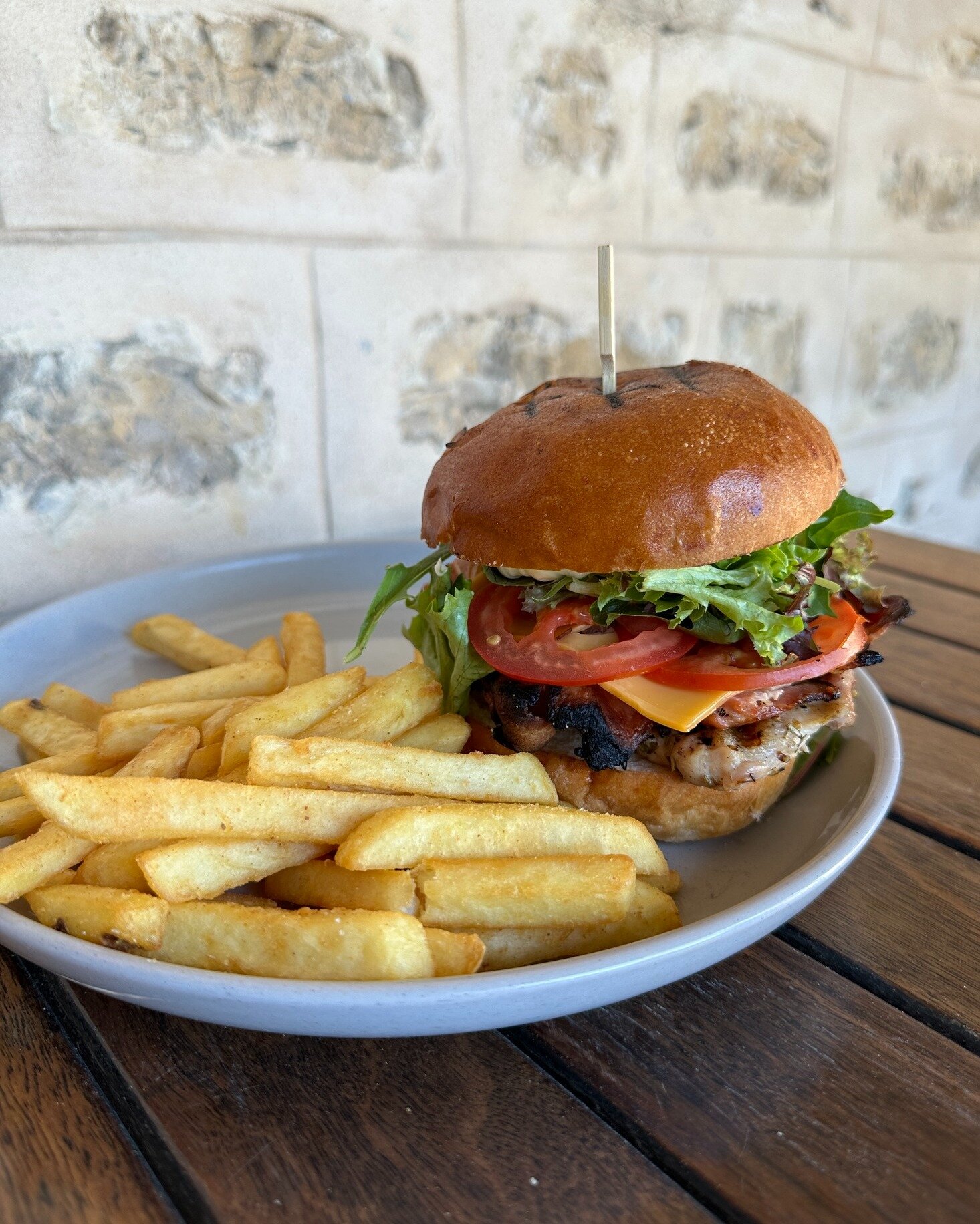 🍔 BURGER NIGHT TOMORROW NIGHT 🍔

Pop in for our delicious burger where all our Burger Specials are just $20 every Thursday 😋 

Book here 👉 www.yankalillahotel.com.au