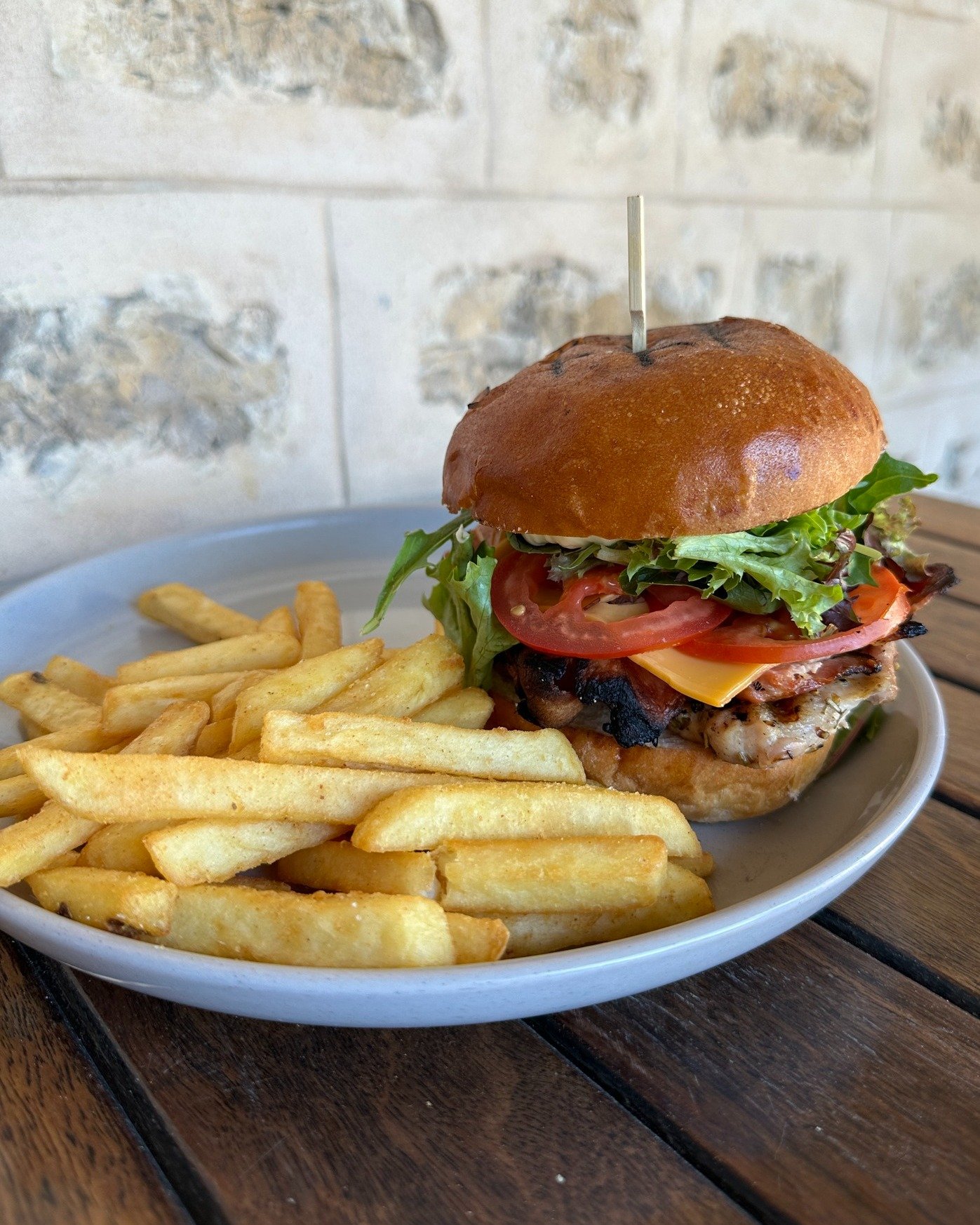 🍔 $20 BURGER THURSDAY! 🍔

Join us tonight for Burgers for just $20! Served with fires and onion rings 🤤

👉 Chicken BLAT
👉 Pulled Pork Burger
👉 Pulled Beef Burger
👉 Chickpea Burger

Book quick at www.yankalillahotel.com.au
