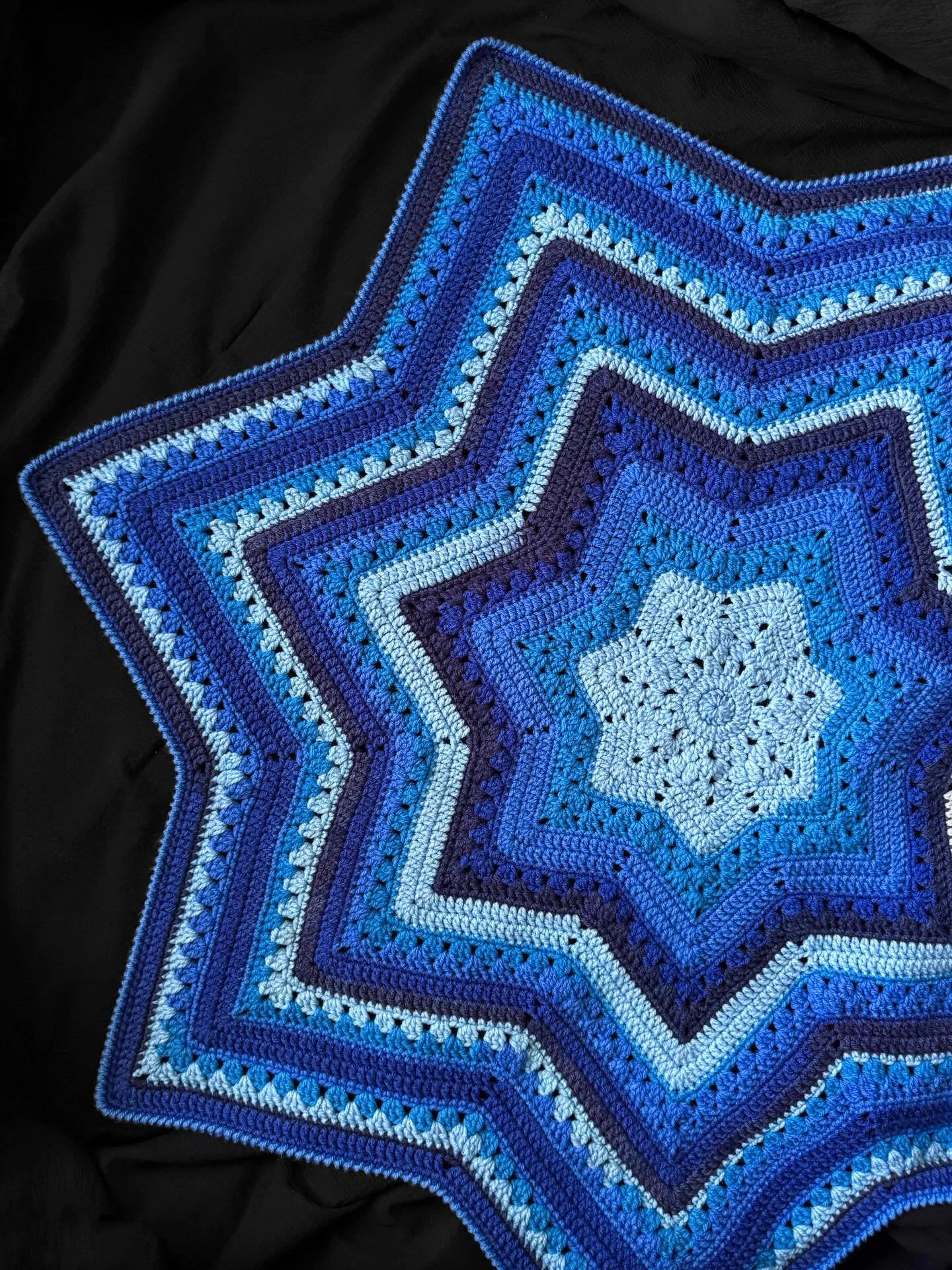 Something Blue for Baby Kai🩵⭐️

Pattern: 6 Day Star Blanket by @bettymcknit 

#oddknotsandthreadsochet girlie
#indiedyerofinstagram #knittinghands to #crochetgeek #yarntherapy #indiedyer #gancillocreativo #tejidoamano
#dyeingyarn #woolyarn #6daystar