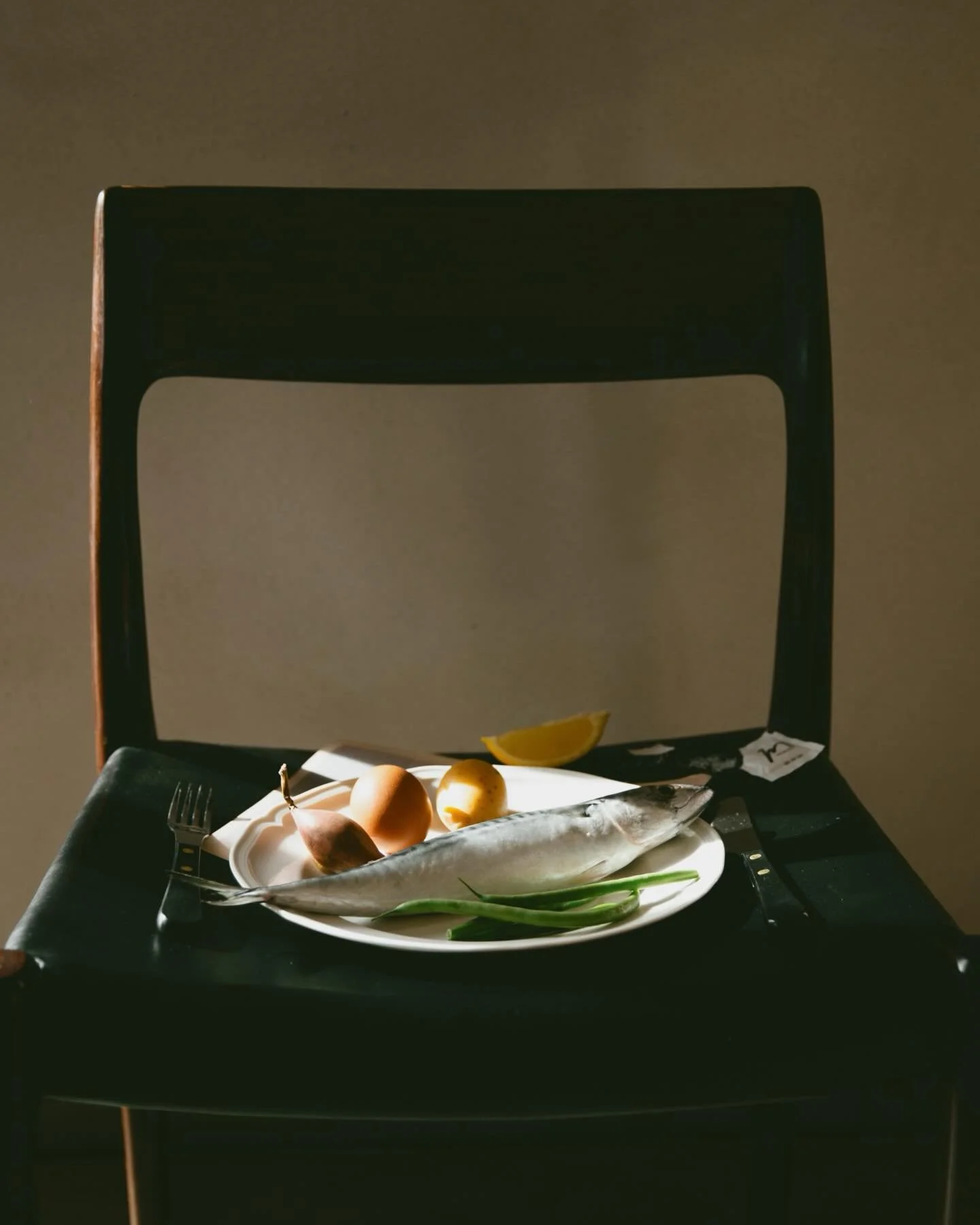 Chair # 1

The chair as the starting point. From a recent collaboration with set designer Jess Morris this was a chance to see where an idea might lead us, to explore the personality of things and to play with objects in relation. 

Concept + set des