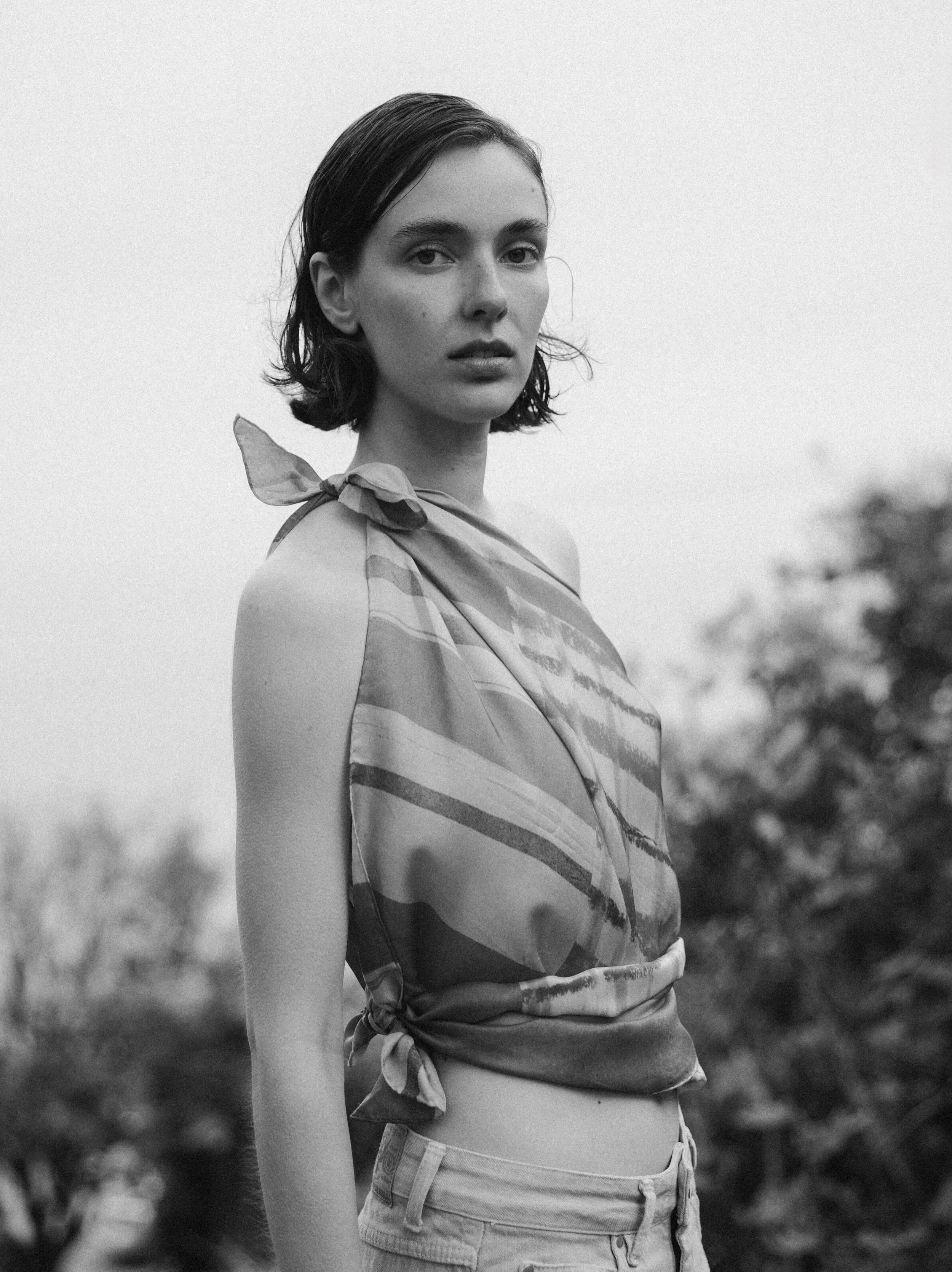 Alla in the garden for @darn_studio 🌳

Talent @allamew 
Assistant @juliaklisiewicz