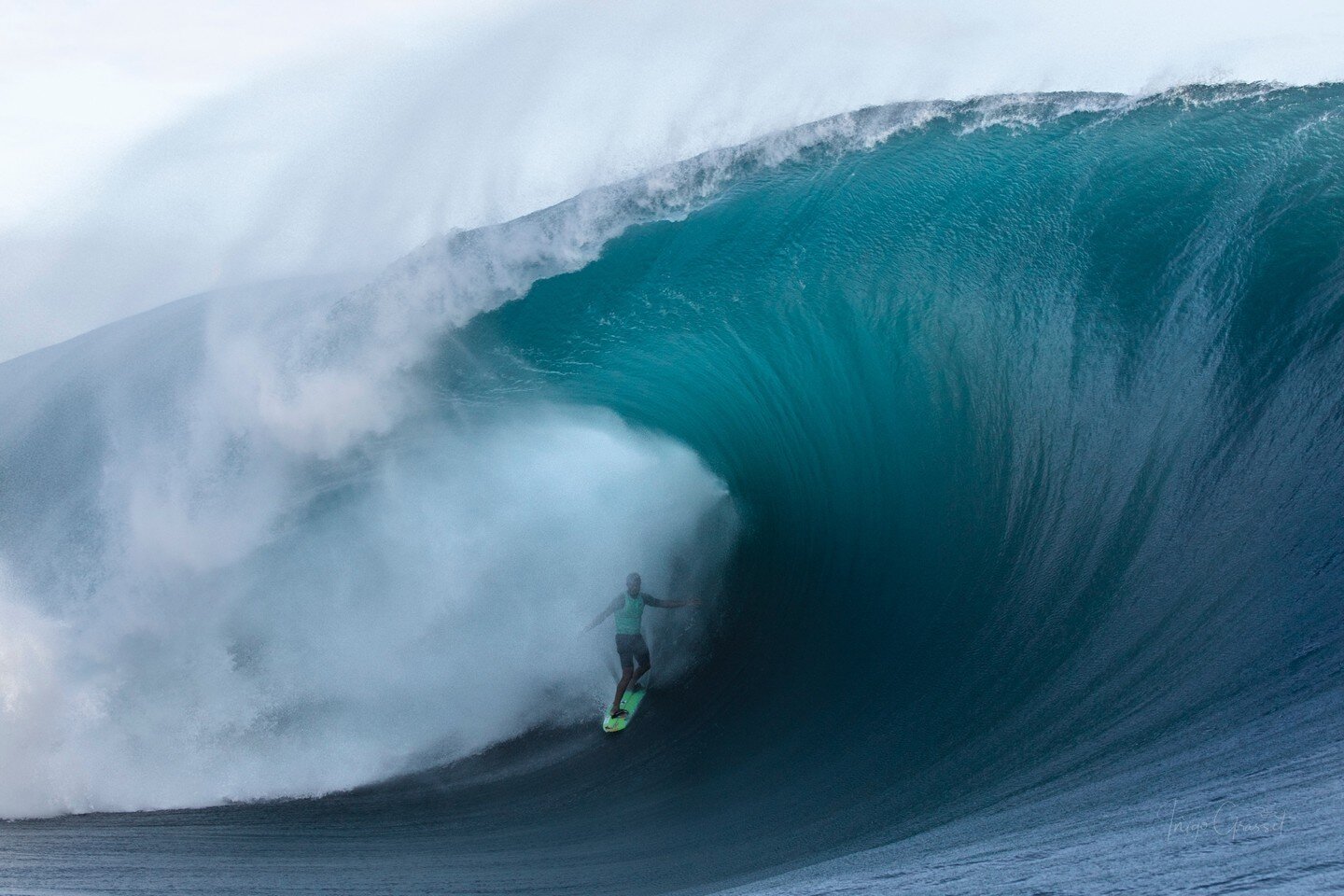 2021 has been a year to remember!  @lucaschumbo ripping at the end of the road! 

 #aquatech #surfphotography #ocean #waves #ocean_magazine #oceanphotography #wavephotography #waterphotography #visualsofearth #seascape #oceanart #52weeksofnature #len