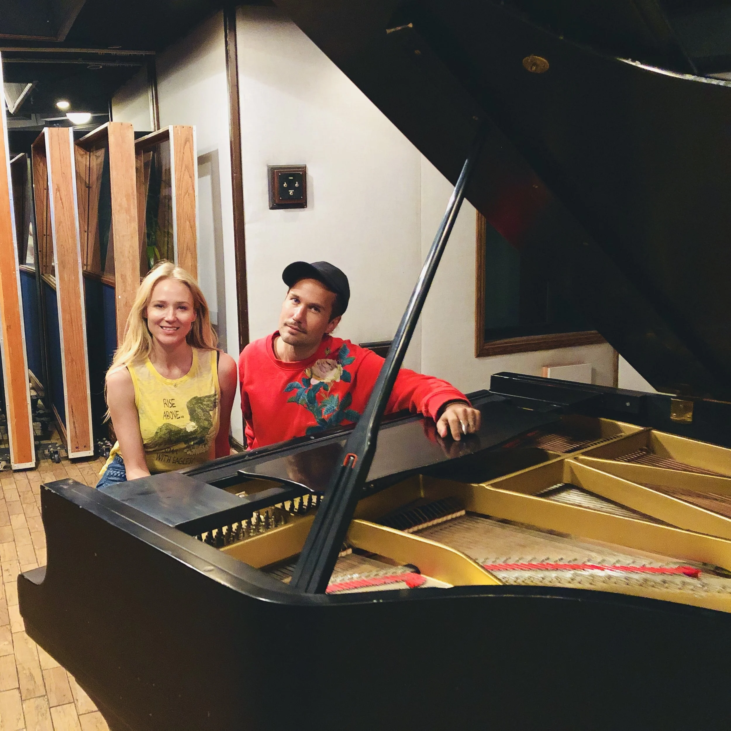 Jewel at the grand piano with Jonas Myrin