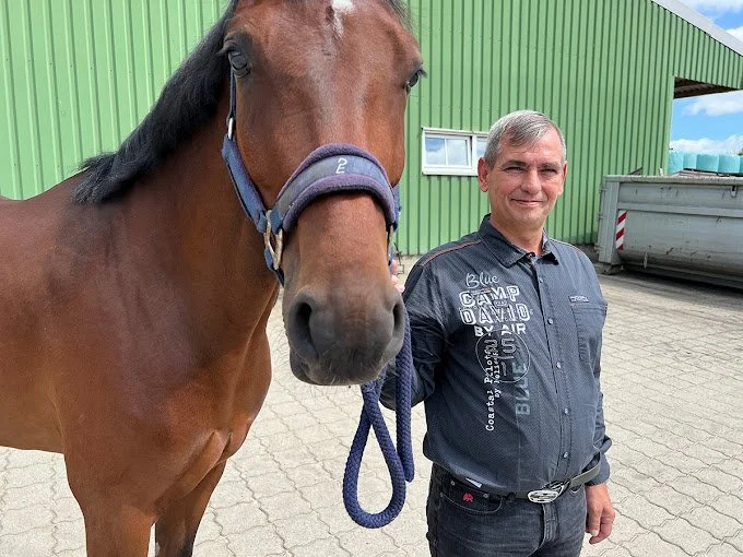 Transporter 160 Driver with Horse.jpg