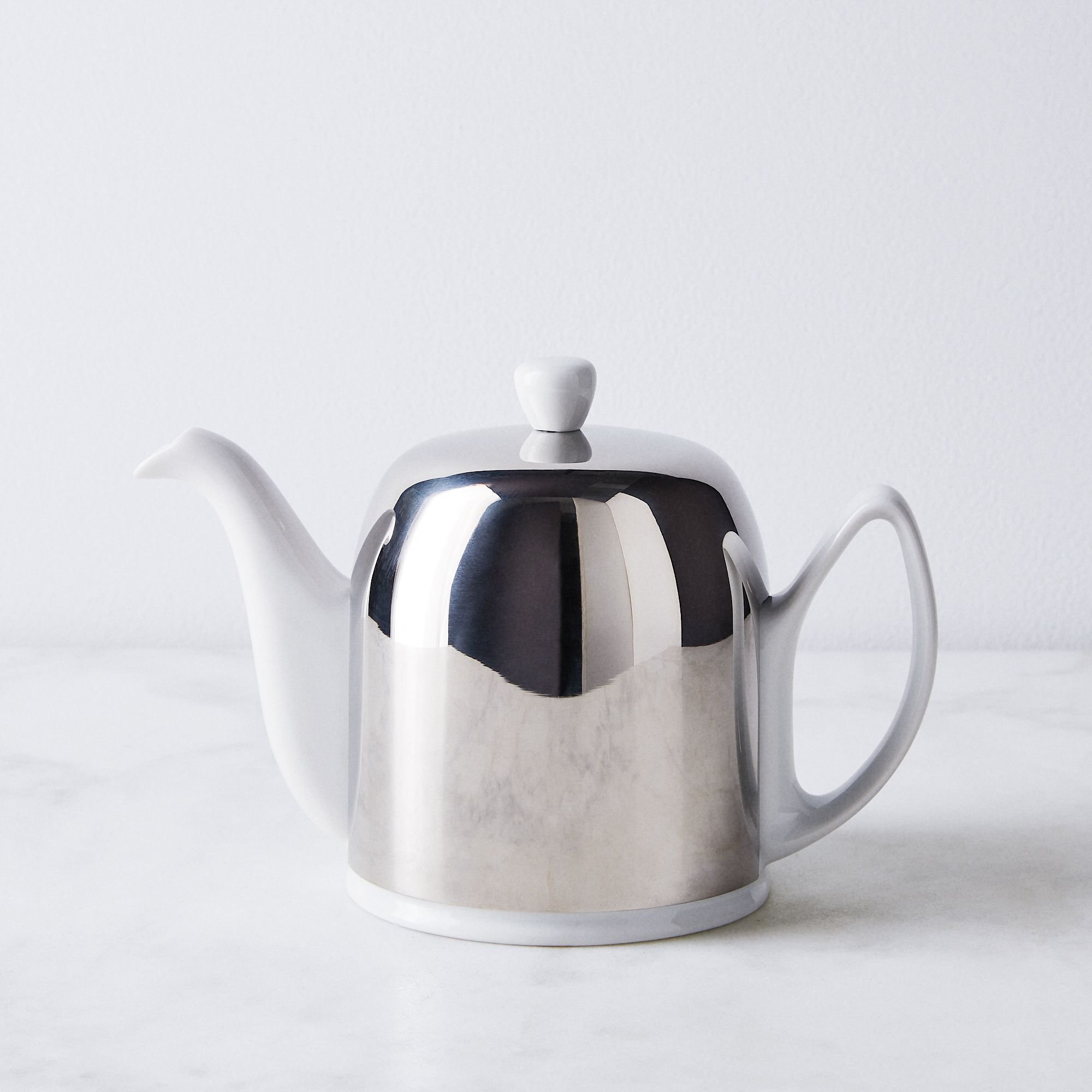 845427cf-7069-4044-9c76-e222ce55272a--2019-0617_degrenne_salam-teapot-6-cup_teapot-mirror-finish-white_silo_ty-mecham_001.jpg