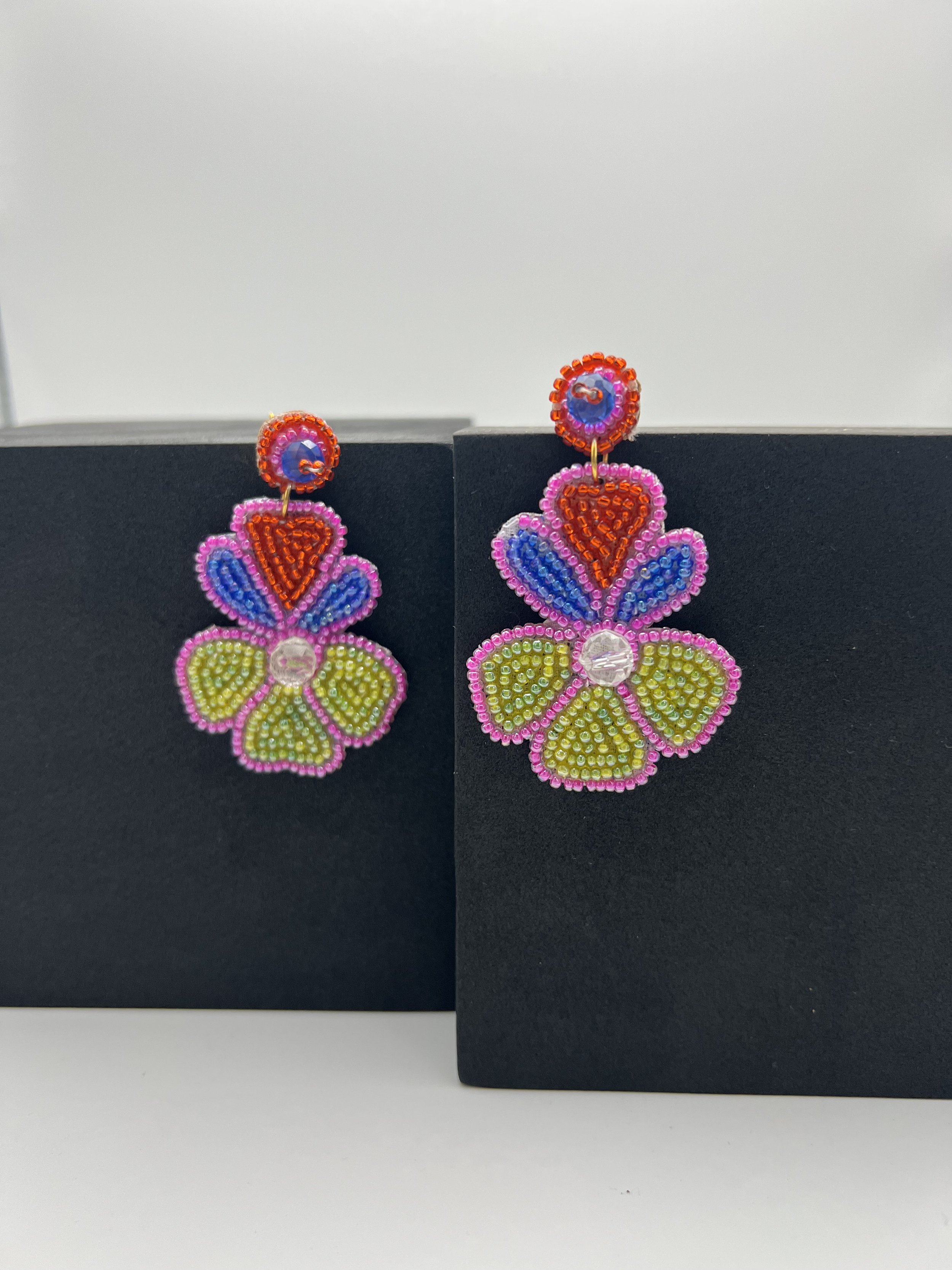 Boucles d'oreilles pendantes en forme de fleurs multicolores