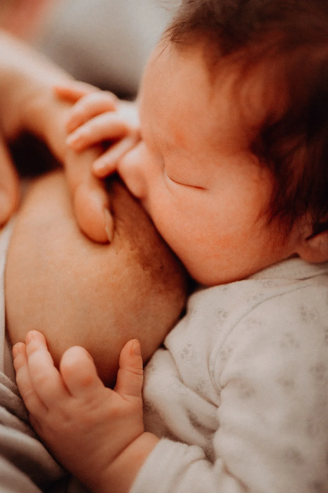 Bébé en train d'allaiter.
