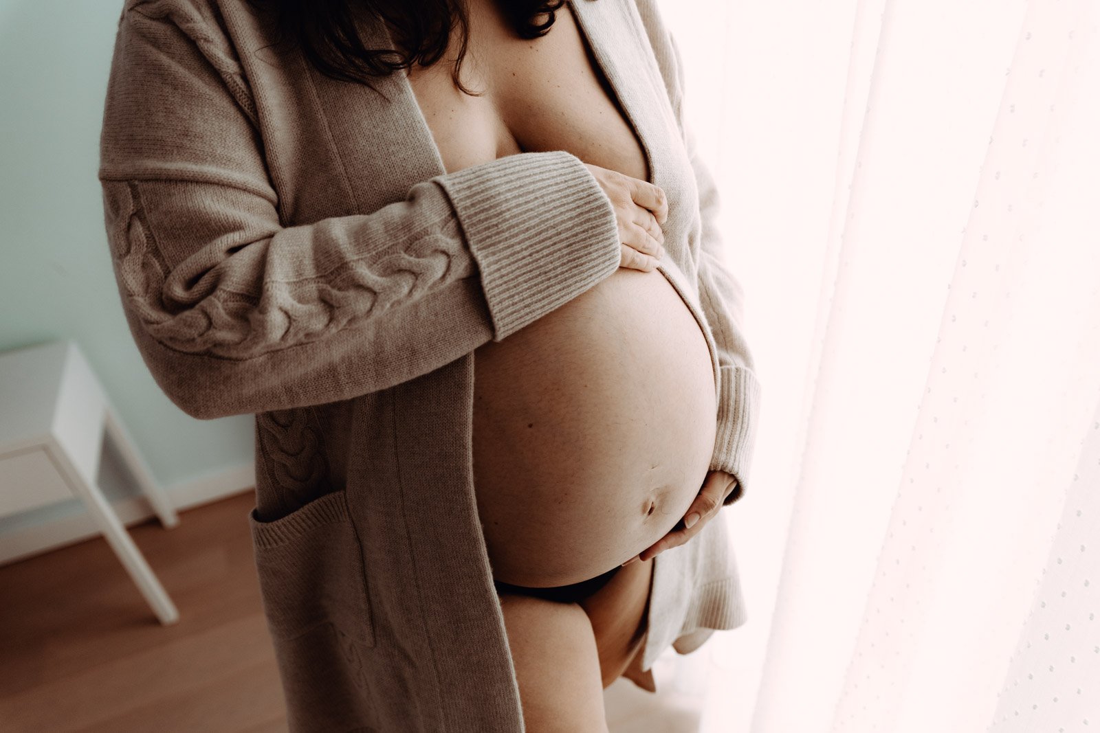 Un corps qui change, des courbes qui s&rsquo;arrondissent, une f&eacute;minit&eacute; qui s&rsquo;exprime autrement&hellip;
Une main pos&eacute;e sur le ventre, entre caresse instinctive et connexion profonde avec b&eacute;b&eacute; 🥰

Je suis photo