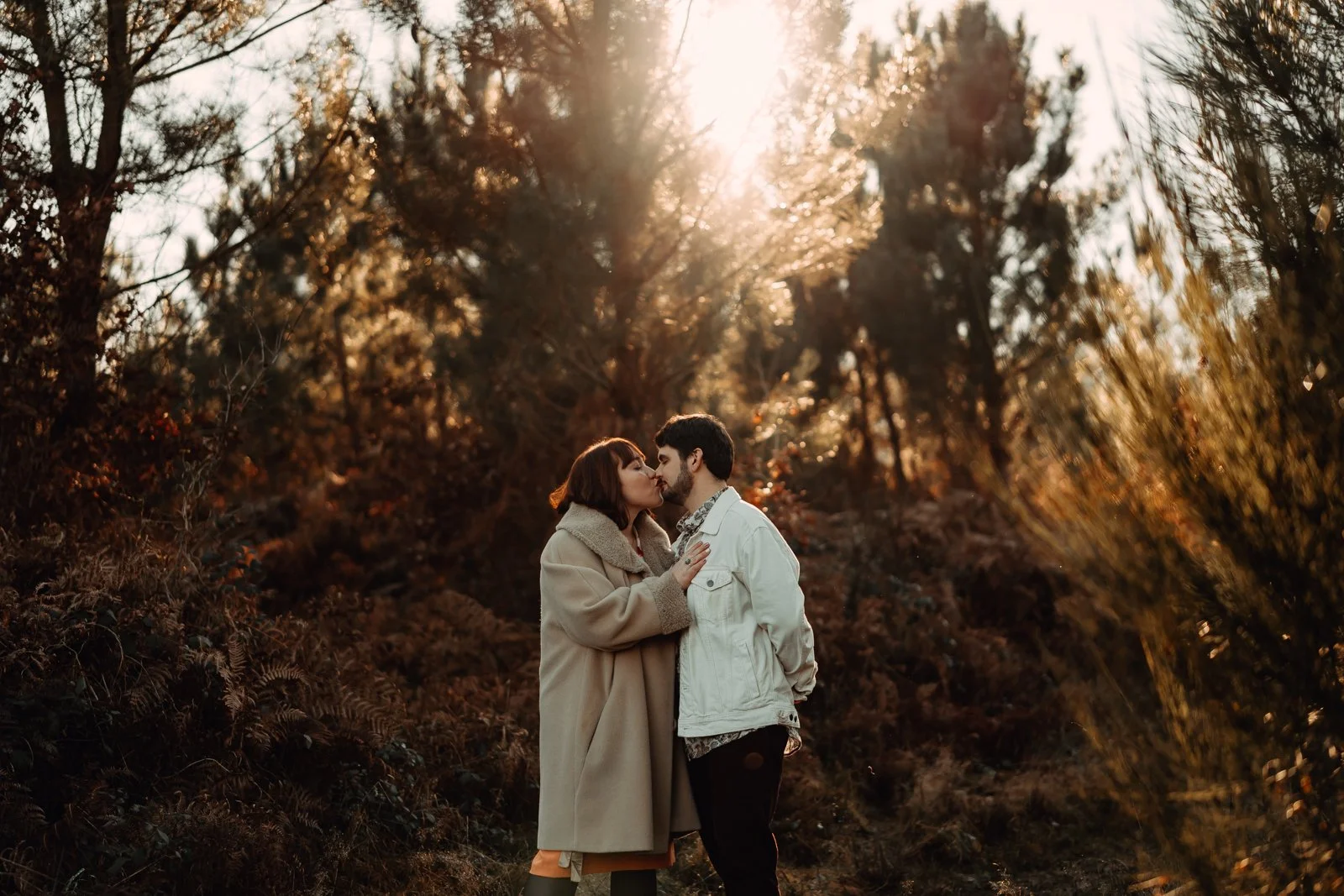 couple qui s'embrasse couple qui s'embrasse dans la foret