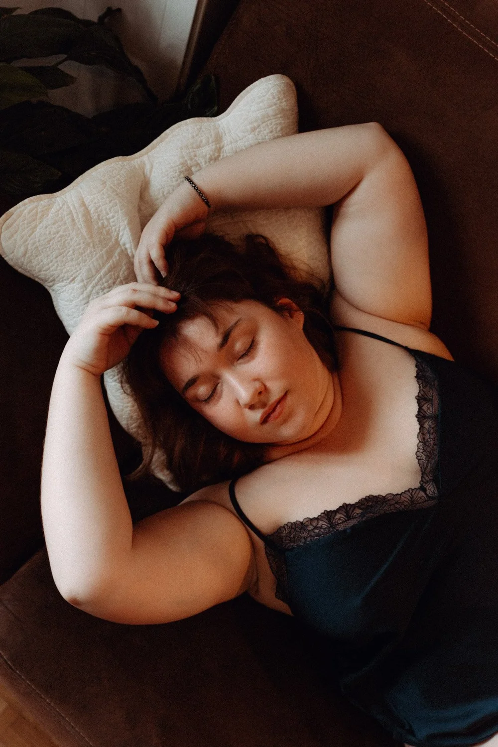 femme détendue qui ferme les yeux Femme allongée qui ferme les yeux