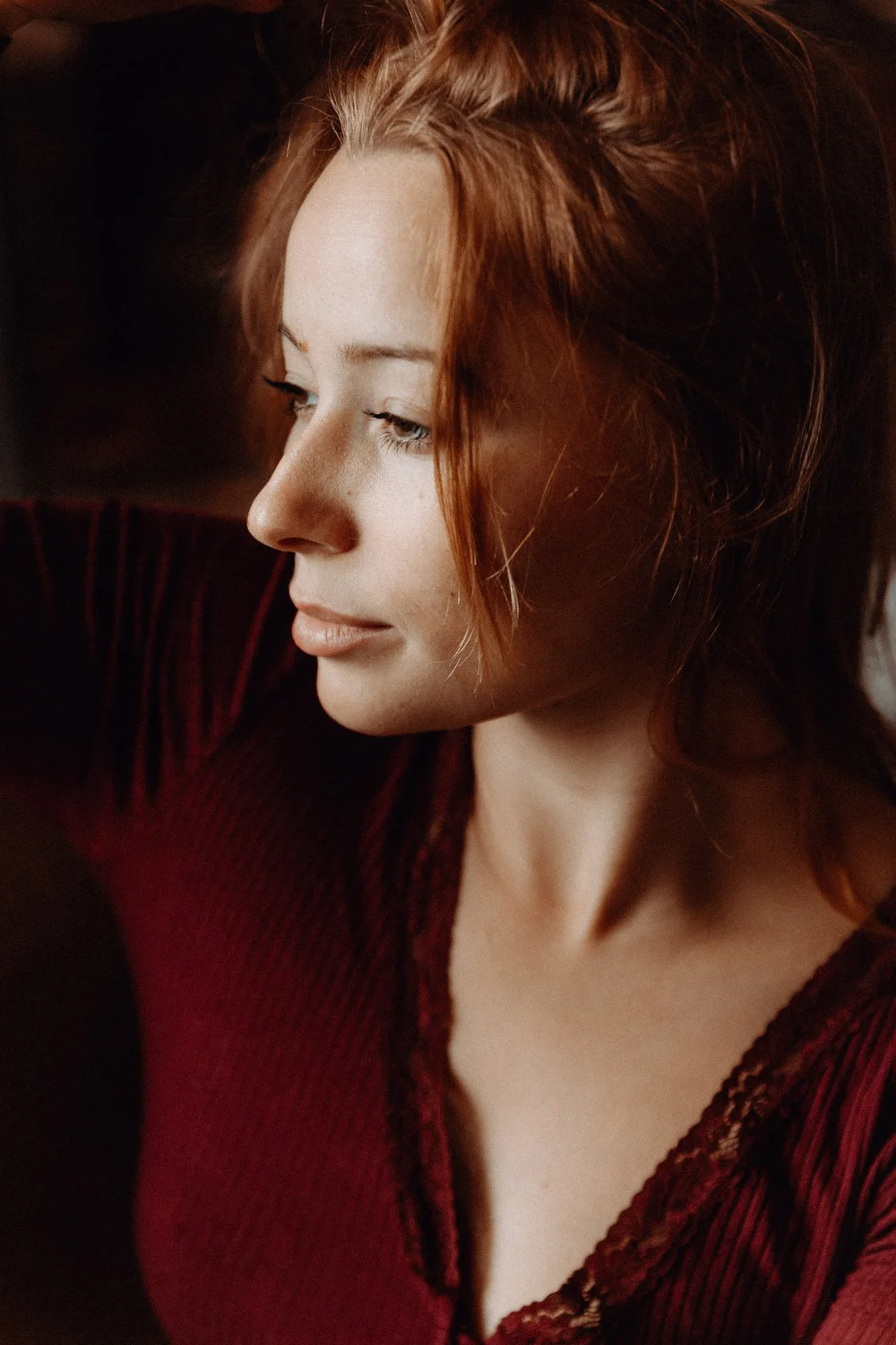 portrait jeune femme portrait de femme tournée vers la lumière