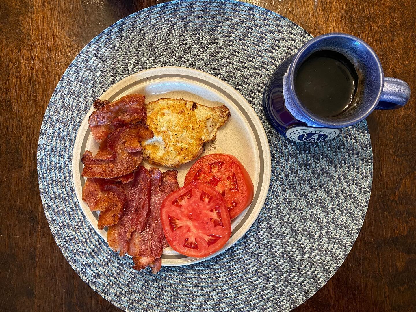#hobbitday2022 
Second Breakfast: tomato, egg, and nice crispy bacon with more black coffee. 
#eatlikeahobbit 
#secondbreakfast