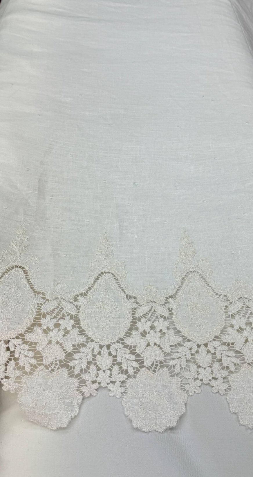 Tissu en lin brodé-entier