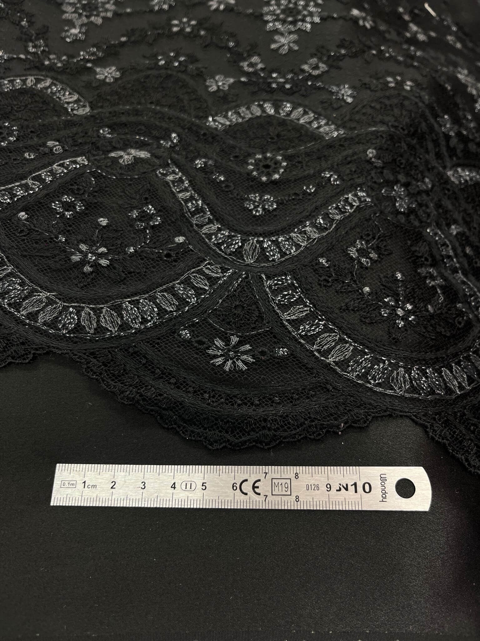 Tulle noir brodé argenté-mesure