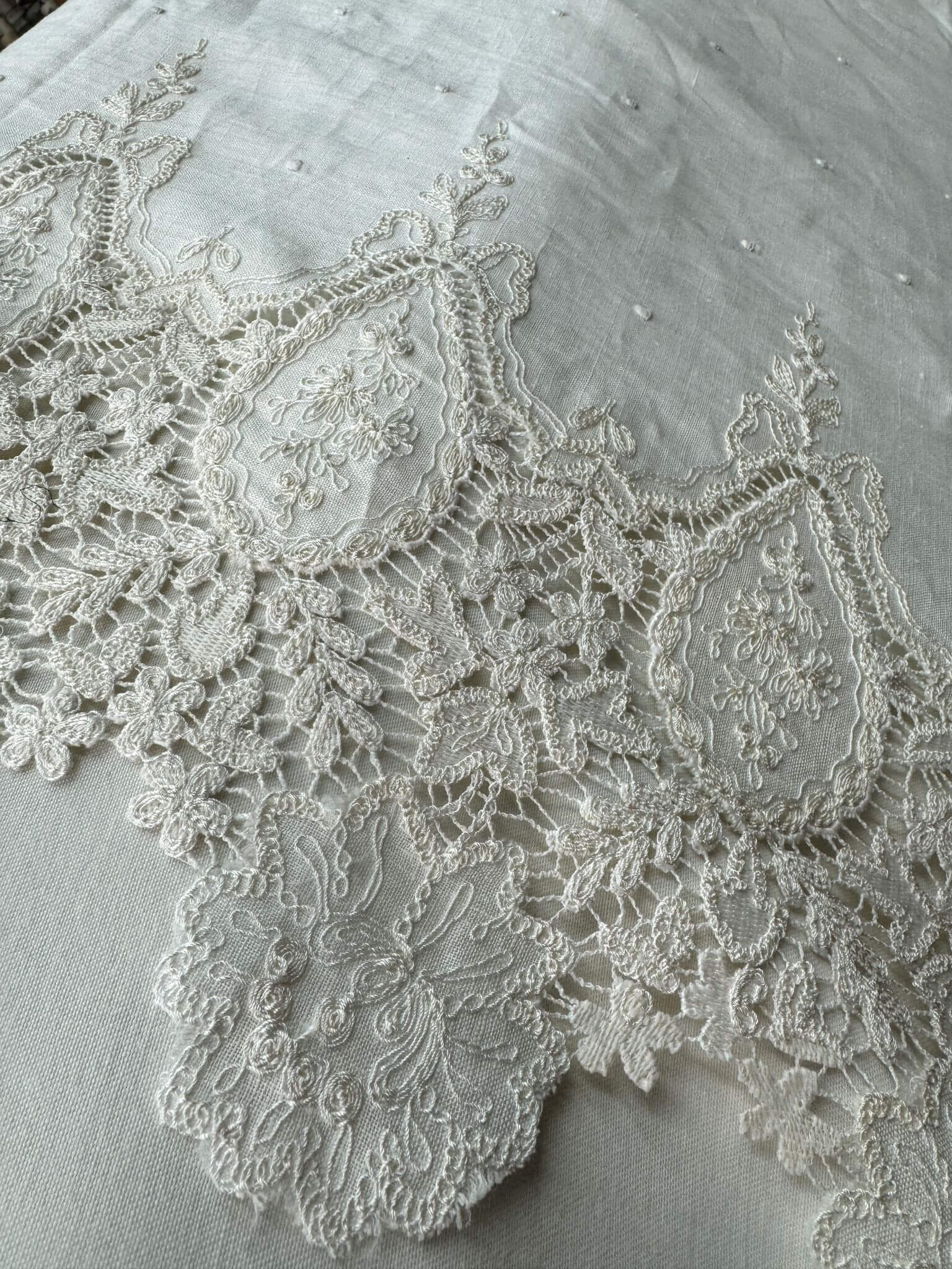 Tissu en lin avec broderie fleurie