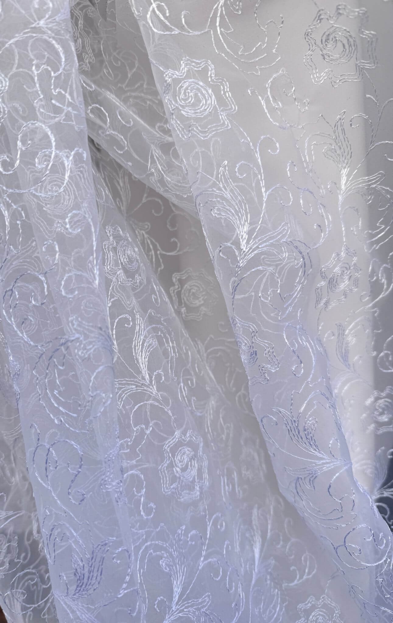 Tissu organza blanc optique brodé-relief
