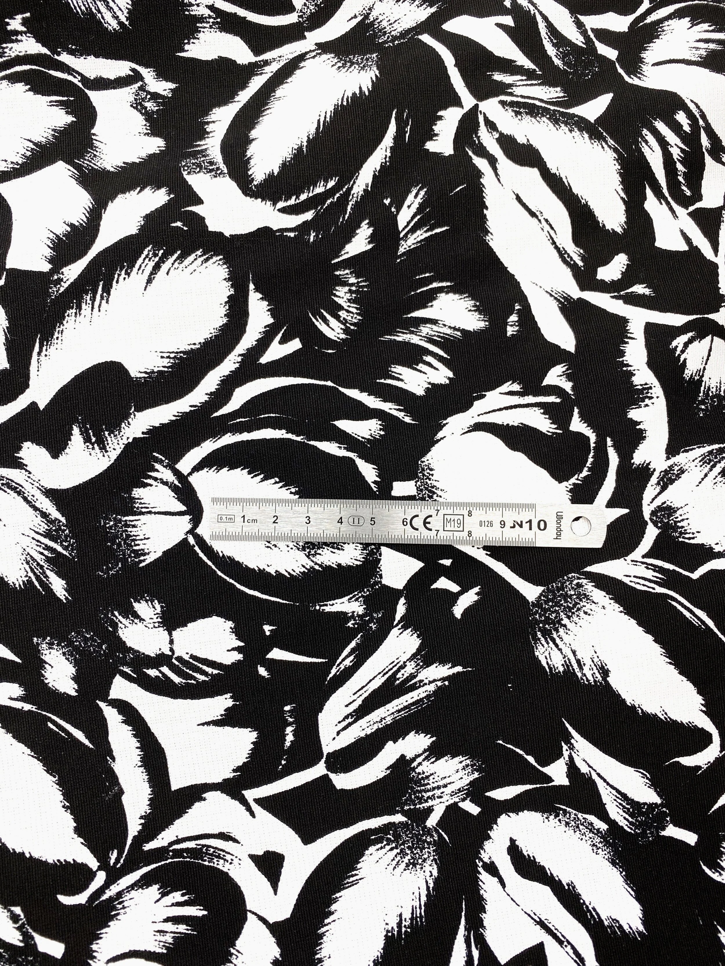 Black and white printed cotton fabric - zoom mesure