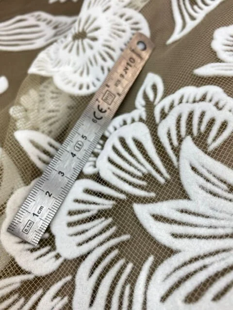 Tissu coton popeline Fleurs Flower Dance, blanc cassé | Tissus Hemmers
