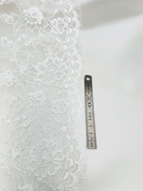 Off-white calais lace with flowers - festoon measures