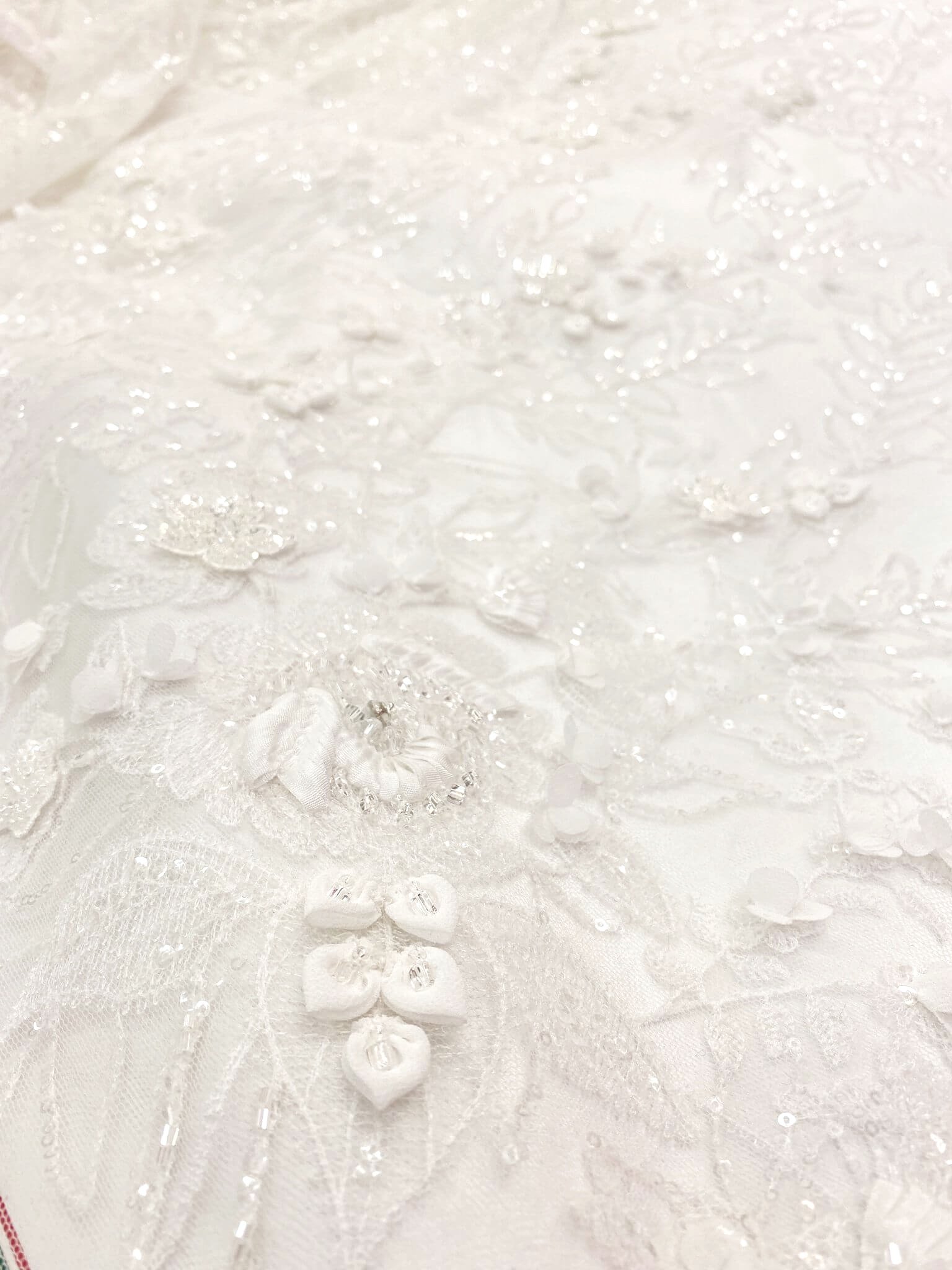 Tulle brodé fleurs 3D blanc cassée - zoom