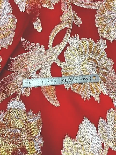 Coupon Tissu Mousseline Polyester – Fond Rouge, Fleurs Beige/écru, 5 Pièces