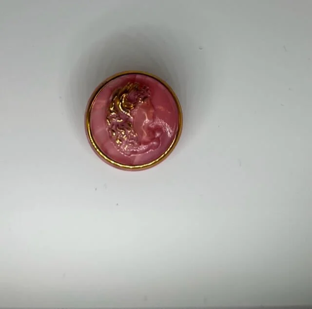 Bouton en verre rose et or - face